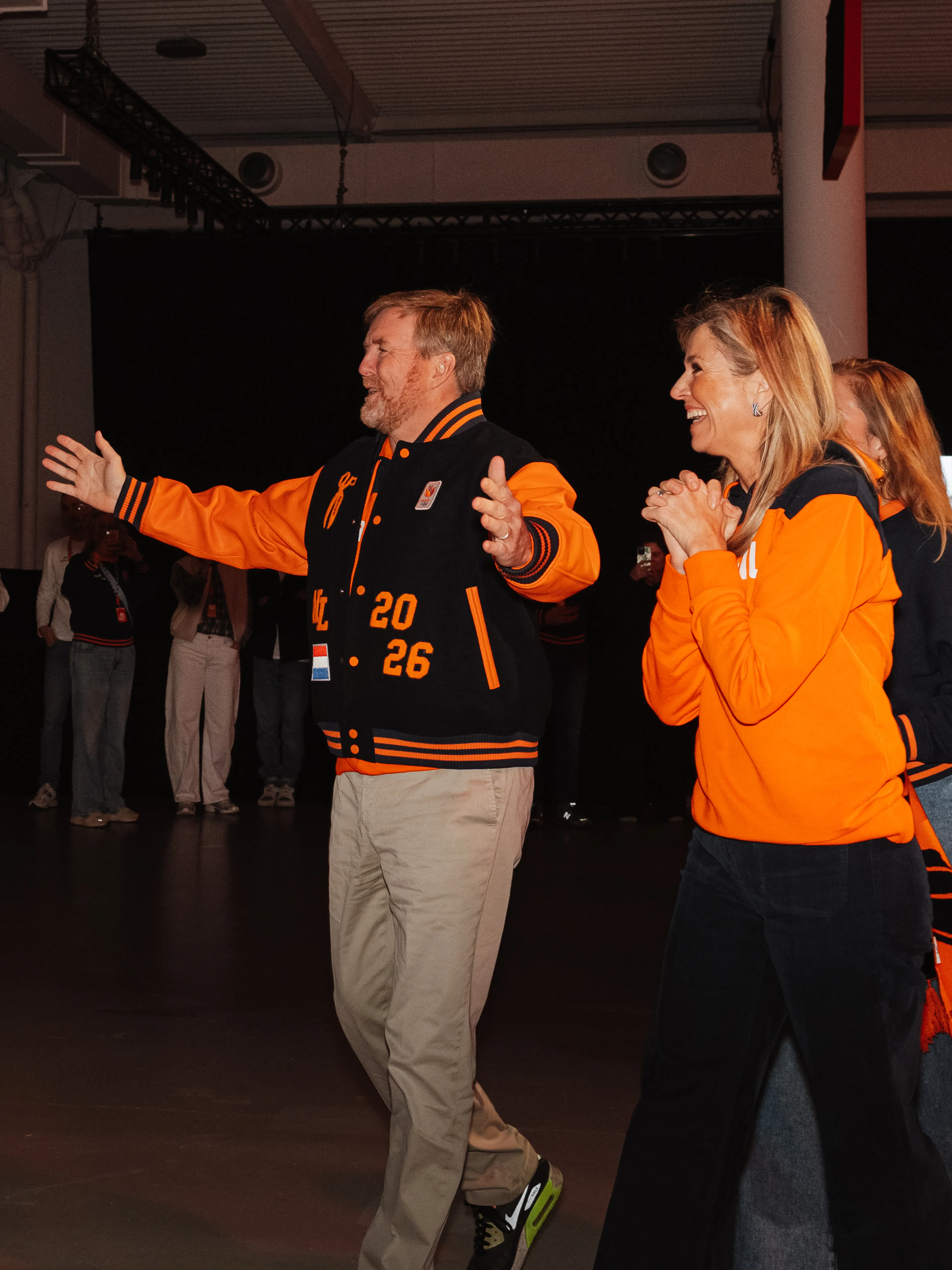 Koning Willem-Alexander komt enthousiast binnen.