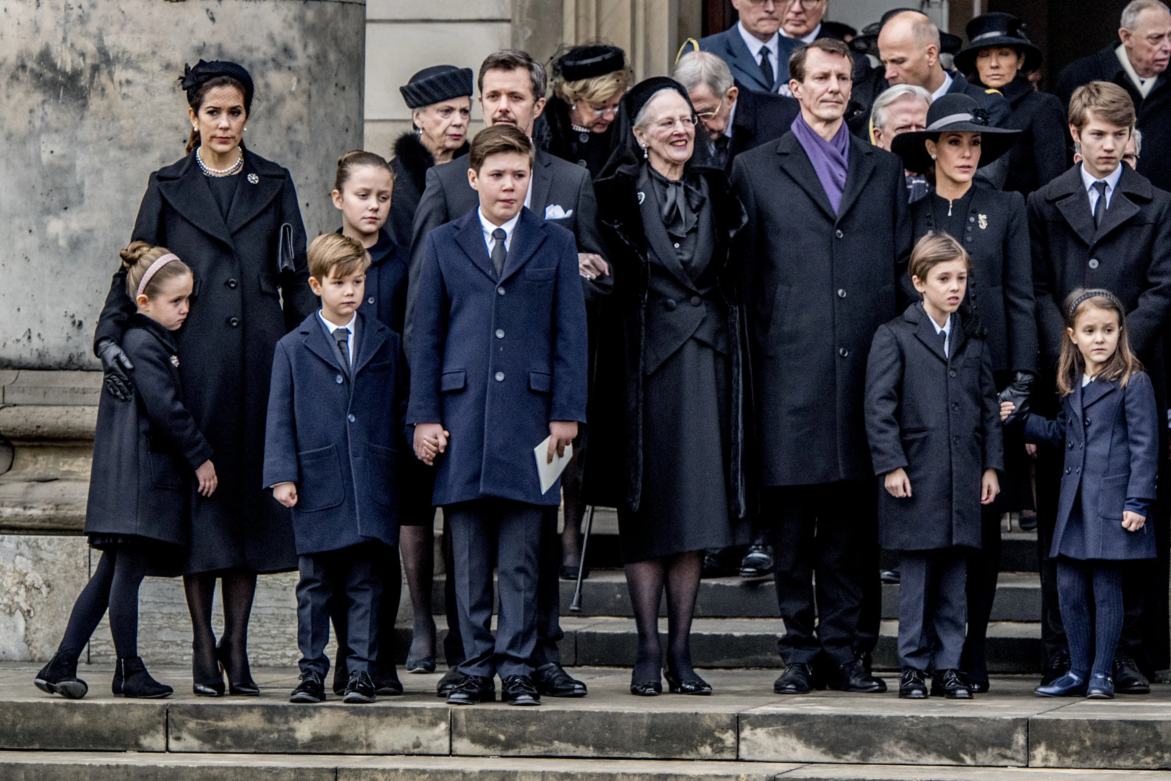 De koninklijke familie neemt afscheid van prins Henrik.