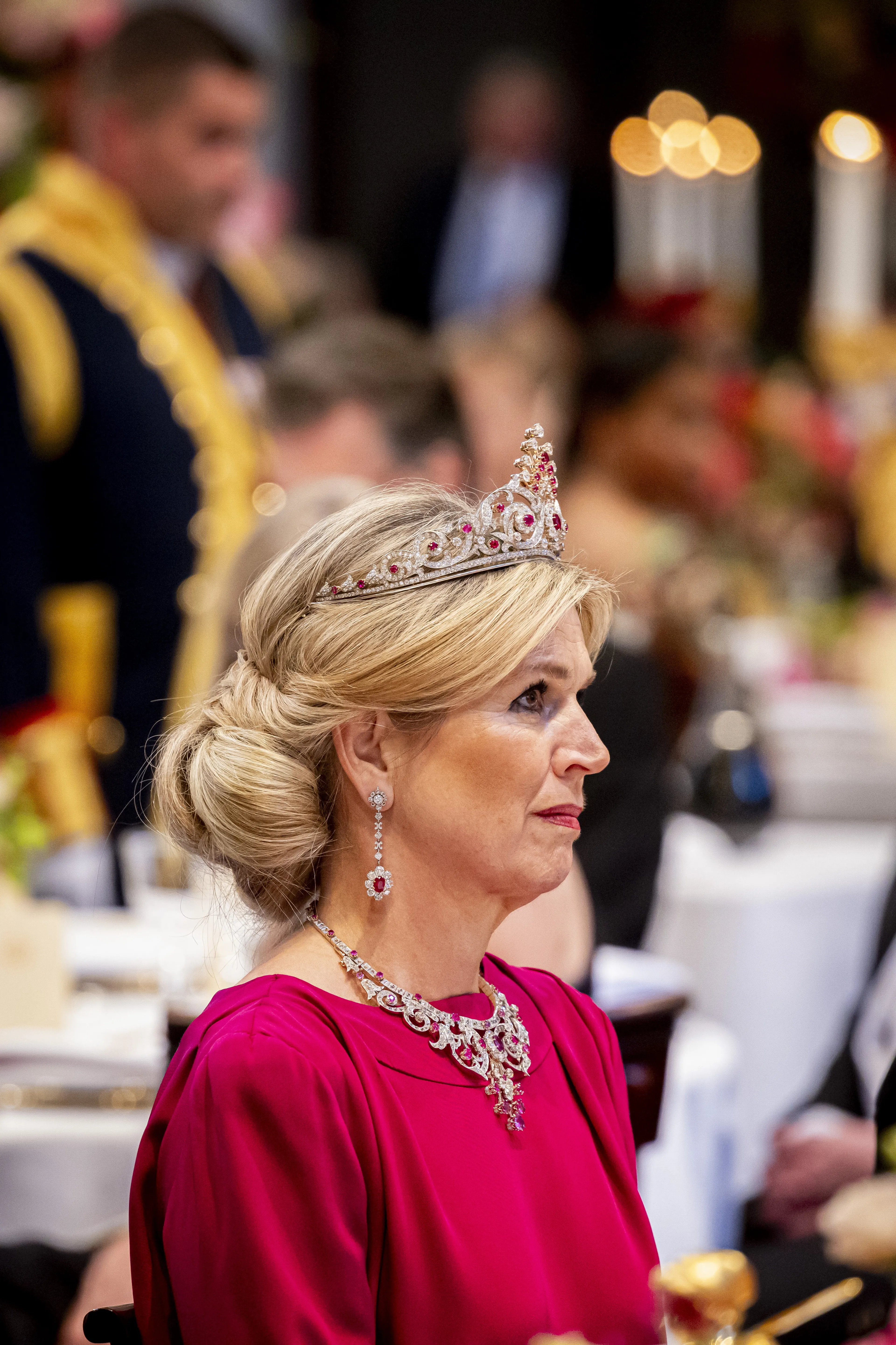 Hier zien we de knot goed van de zijkant (2024).