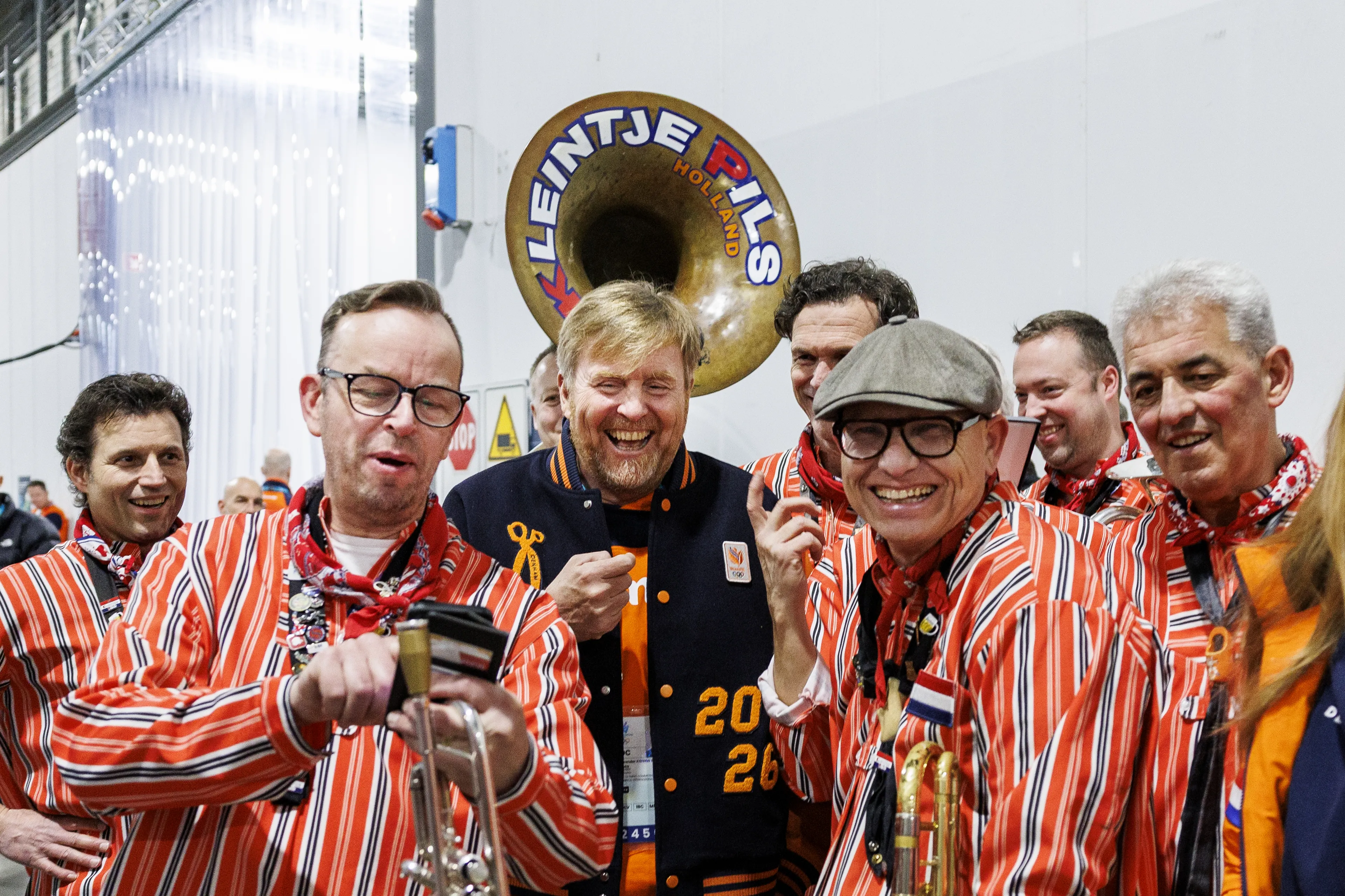 De koning heeft het duidelijk naar zijn zin.