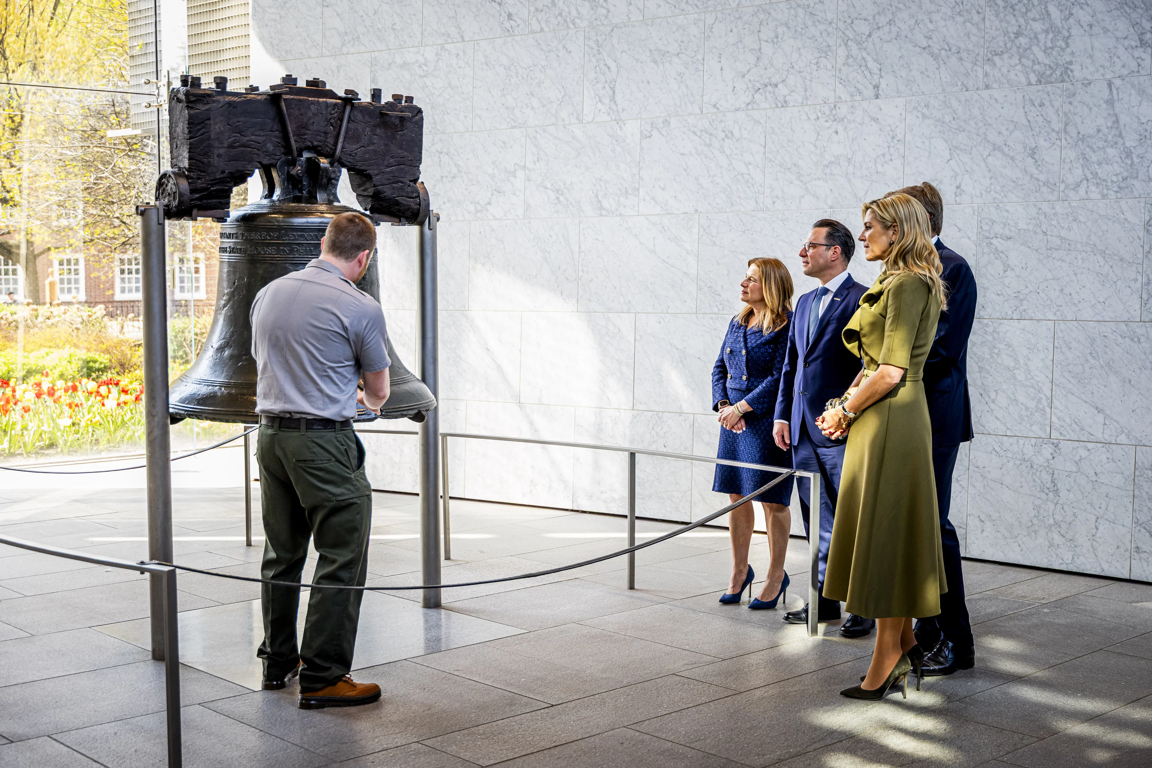 Het koningspaar krijgt uitleg over de Liberty Bell, het symbool van de Amerikaanse onafhankelijkheid.