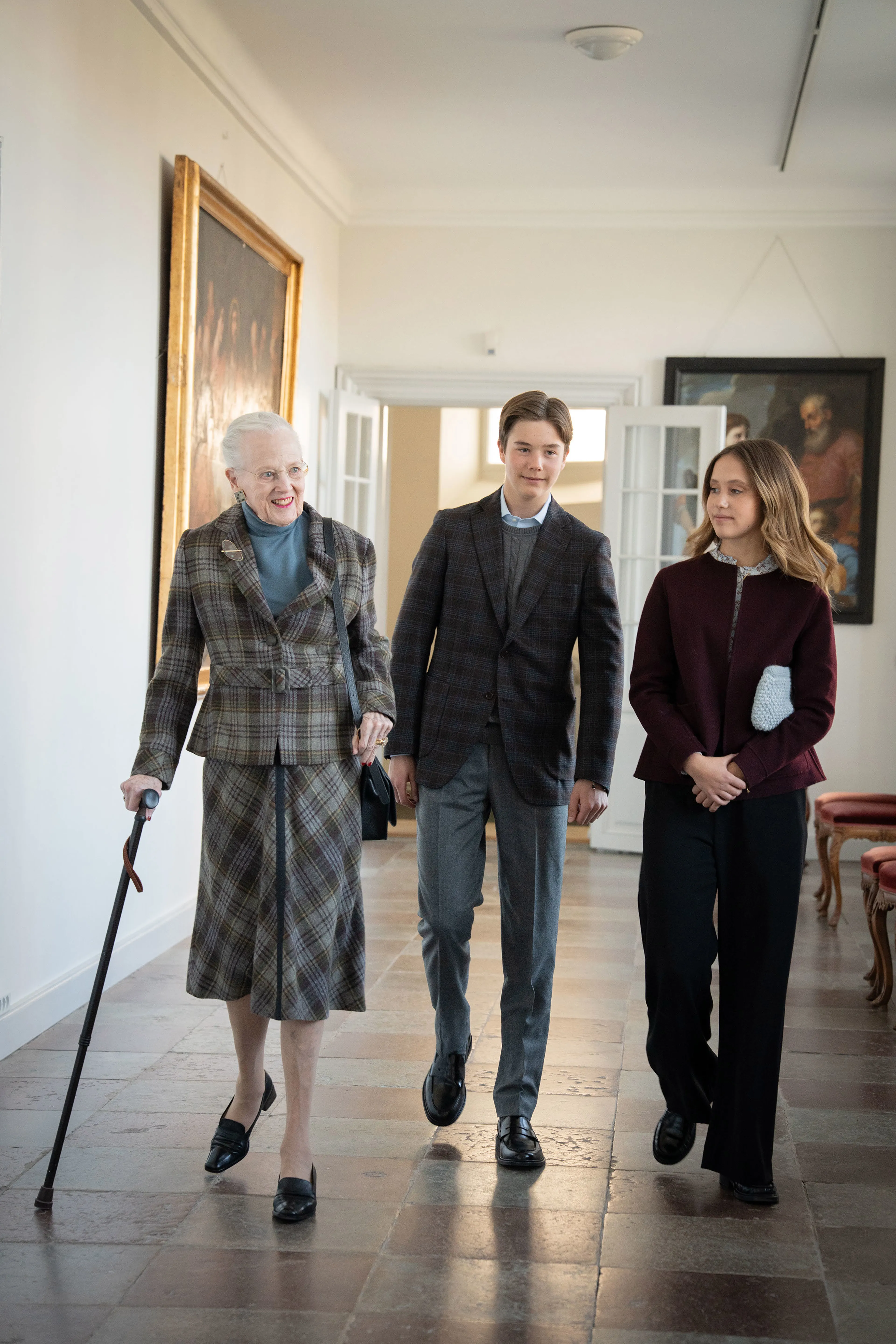 Koningin Margrethe met haar twee kleinkinderen.
