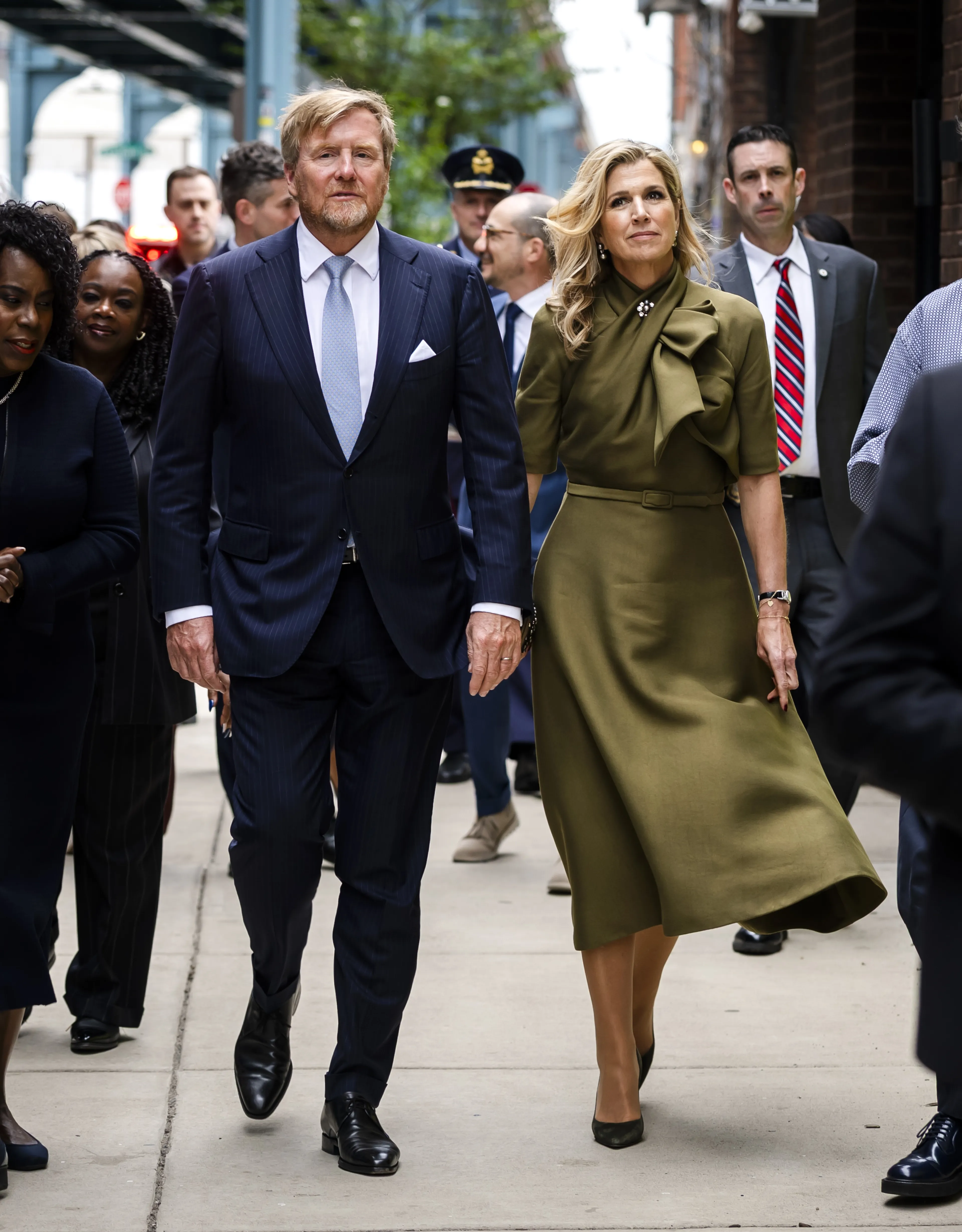 De olijfgroene japon.