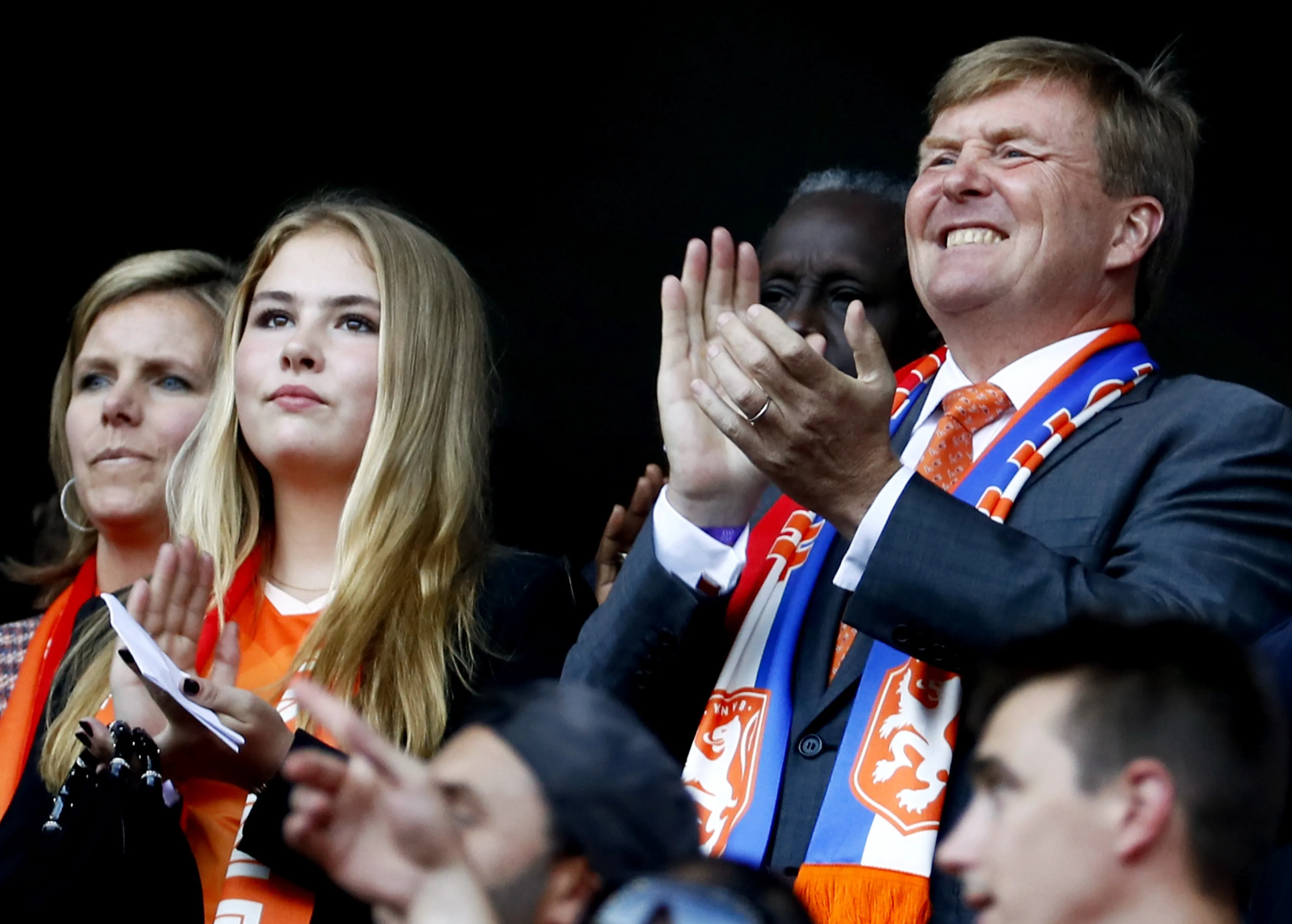 Koning Willem-Alexander en prinses Amalia applaudisseren tijdens de wedstrijd (2019).