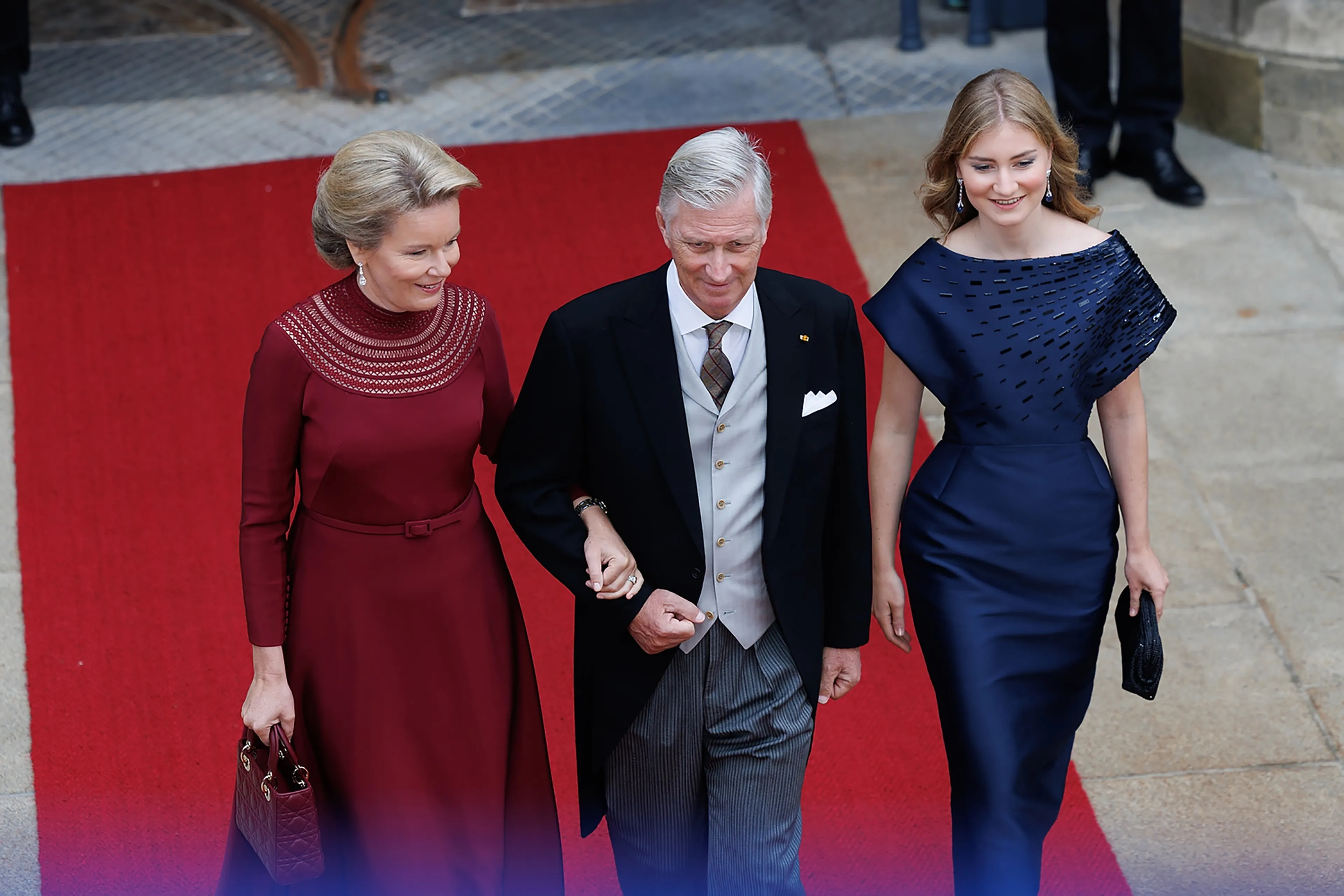 Filip en Mathilde met oudste dochter Elisabeth bij de troonswisseling in Luxemburg (2025).
