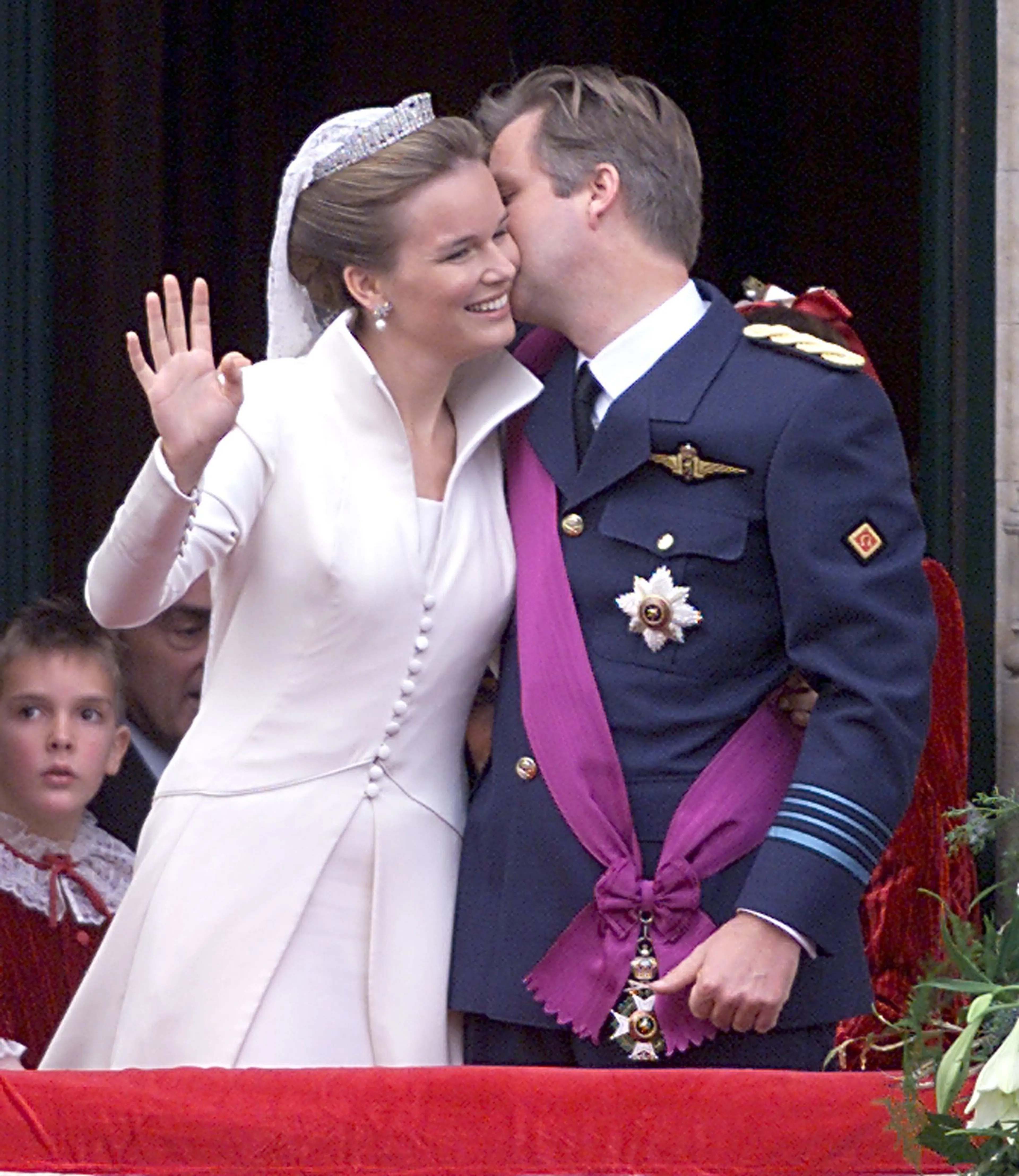 Filip geeft Mathilde een kus op de wang op de Grote Markt in Brussel (1999).