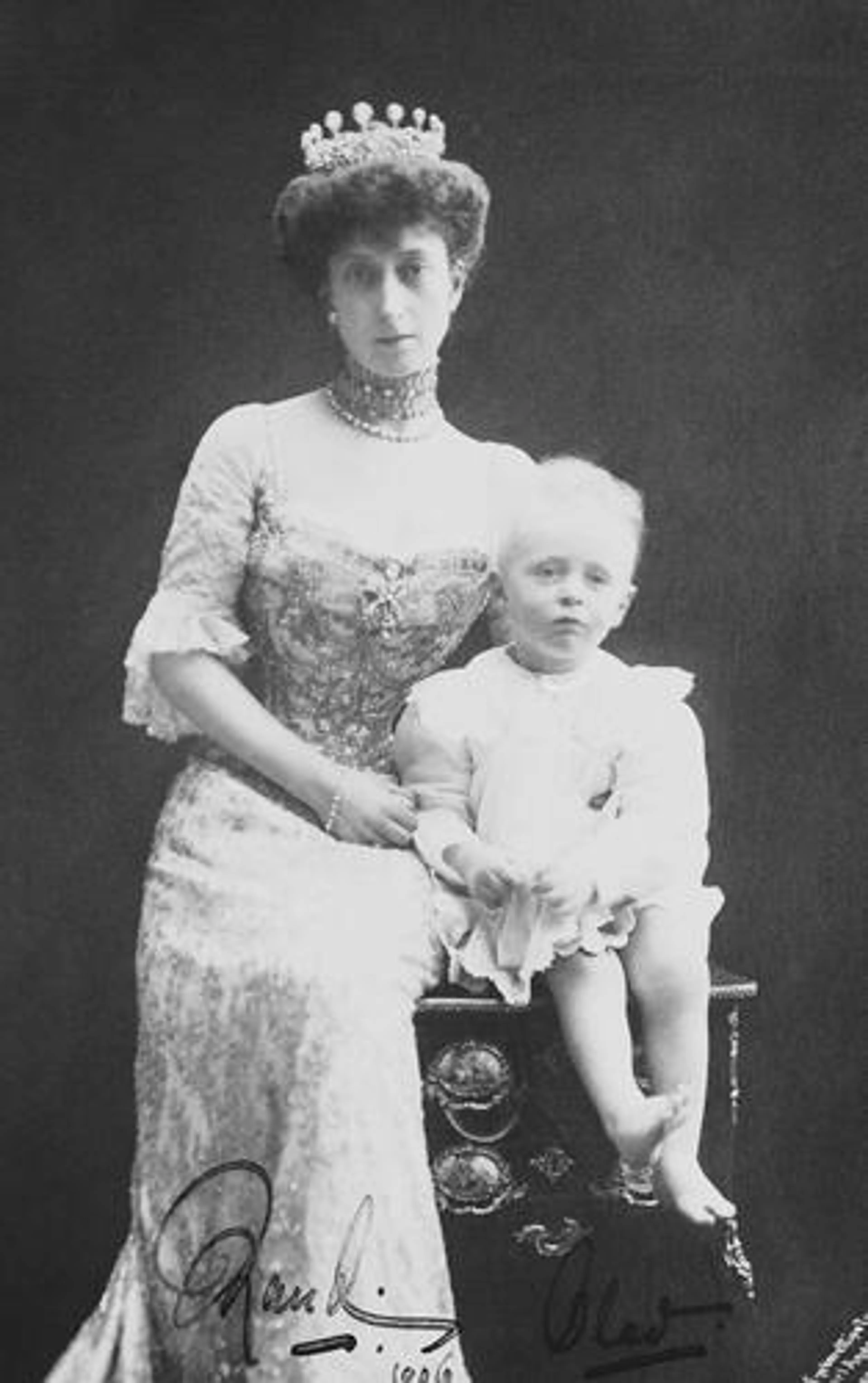 Koningin Maud draagt het diadeem op een officieel portret.