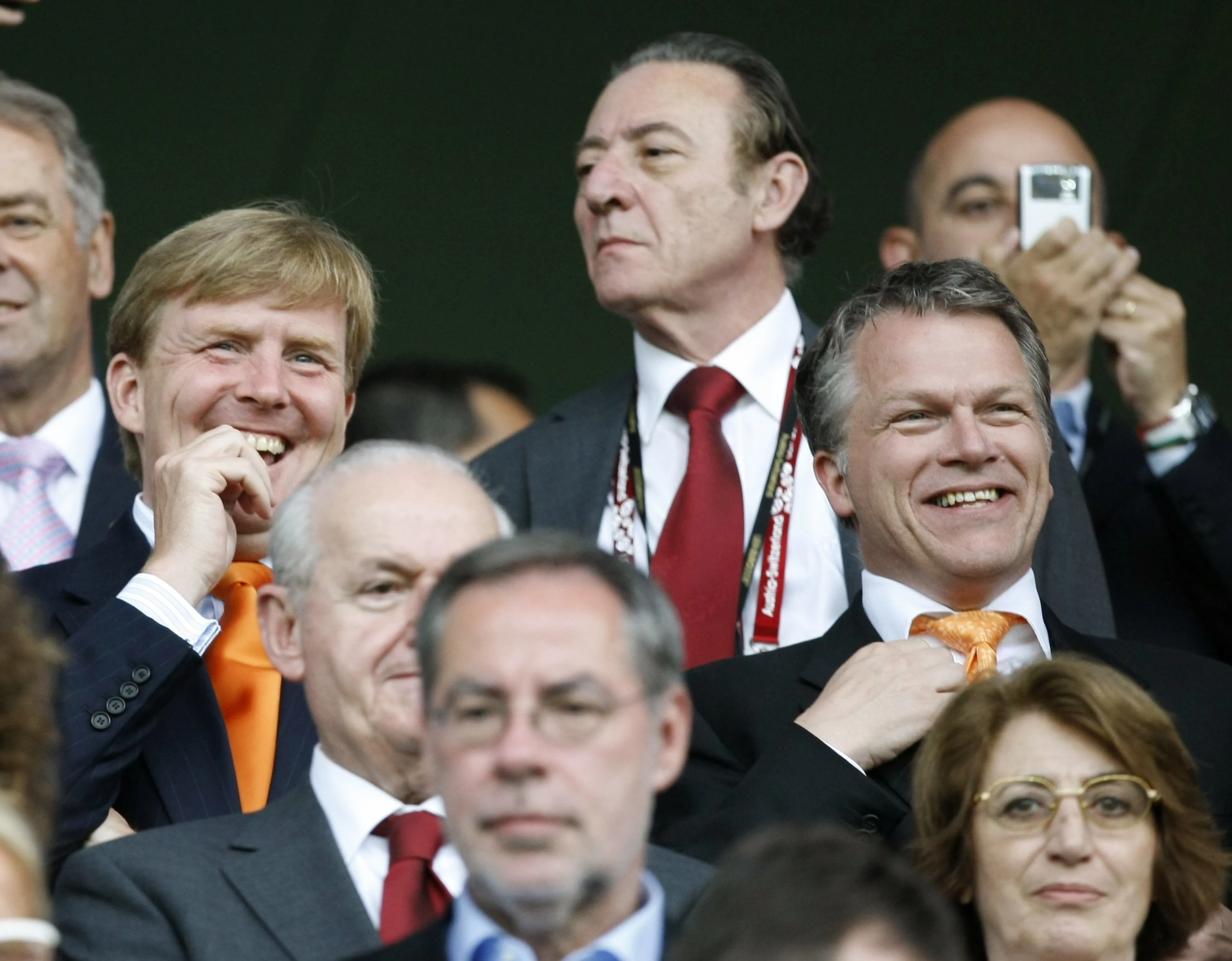 Allebei de mannen hadden een oranje stropdas aangedaan (2008).