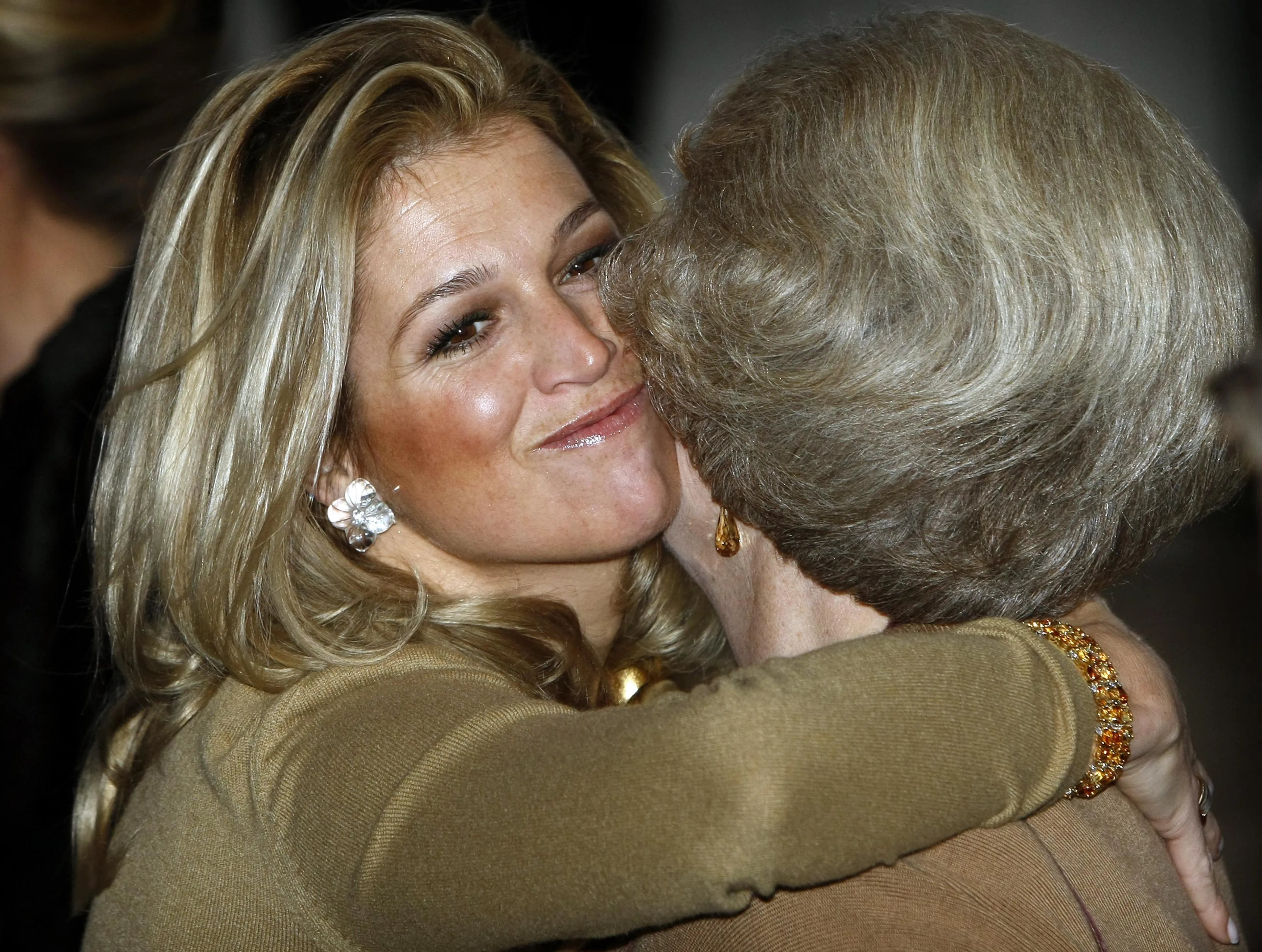 Máxima geeft toenmalig koningin Beatrix een kus op de wang (2007).