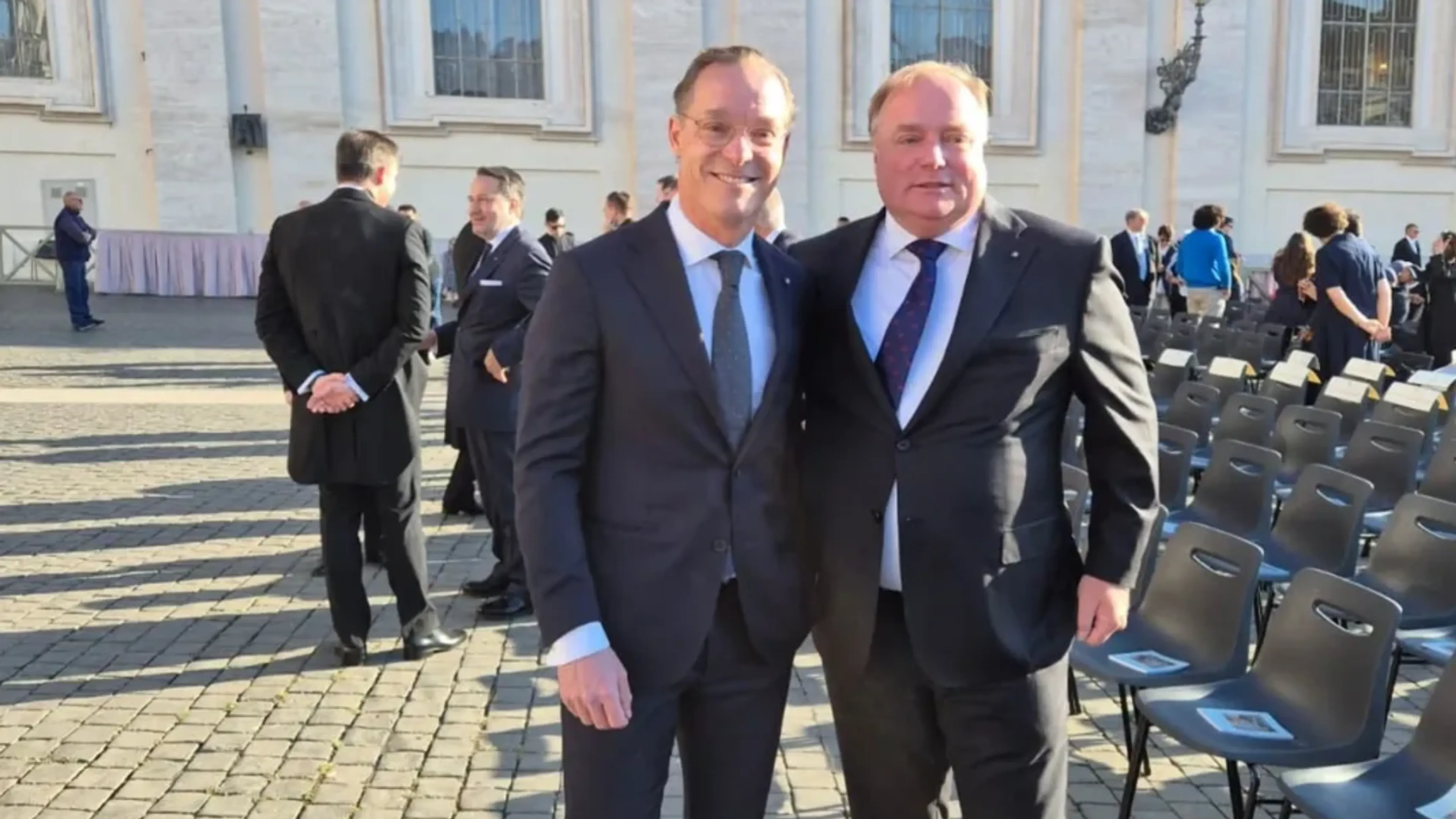 Broers Carlos en Jaime samen op de foto bij de inauguratie van paus Leo XIV