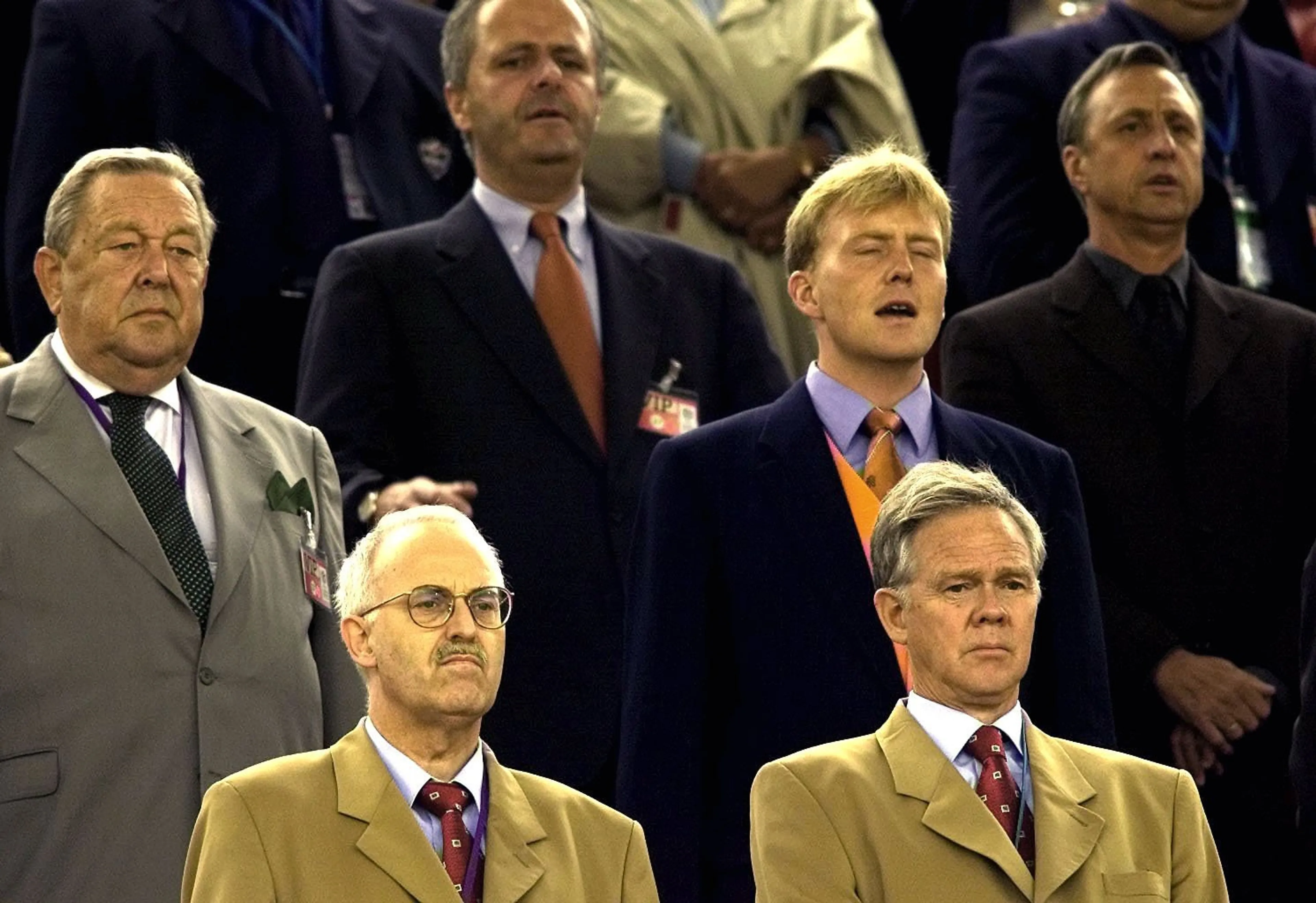 Willem-Alexander zong het volkslied mee bij aanvang van de wedstrijd (2000).