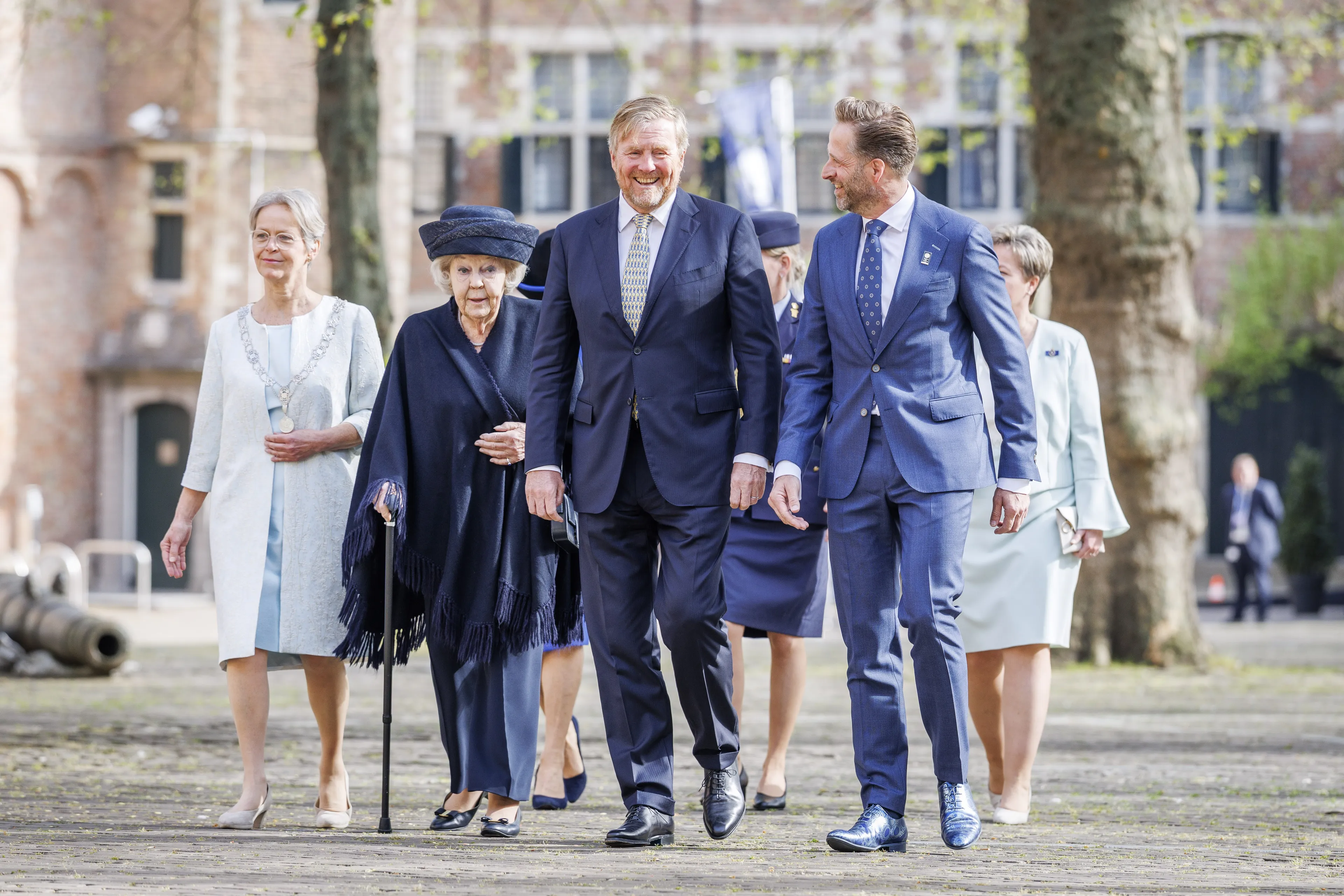 Koning Willem-Alexander en prinses Beatrix bezoeken de Nieuwe Kerk in Middelburg