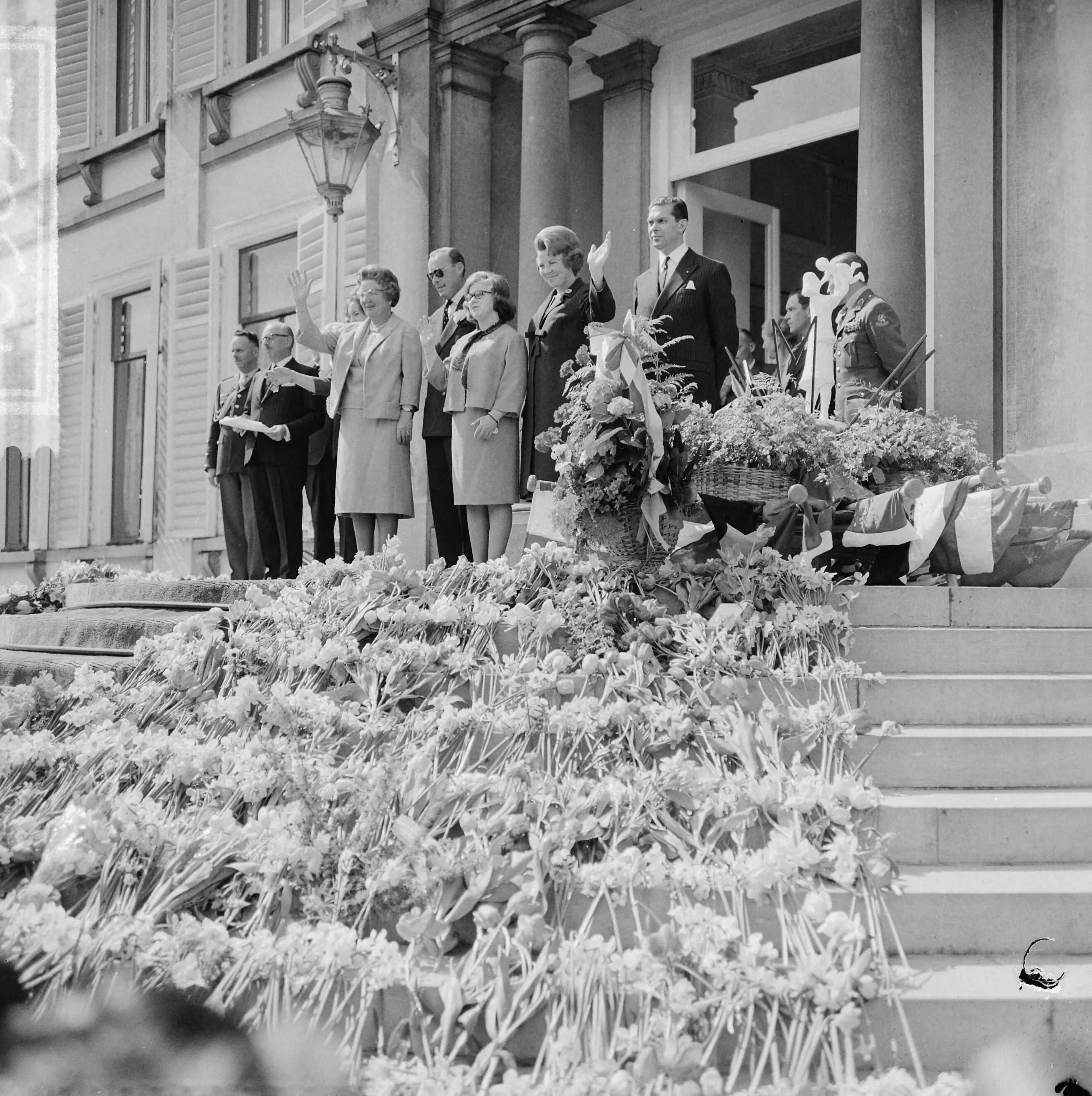 Juliana met familie op het bordes in Paleis Soestdijk (1964).