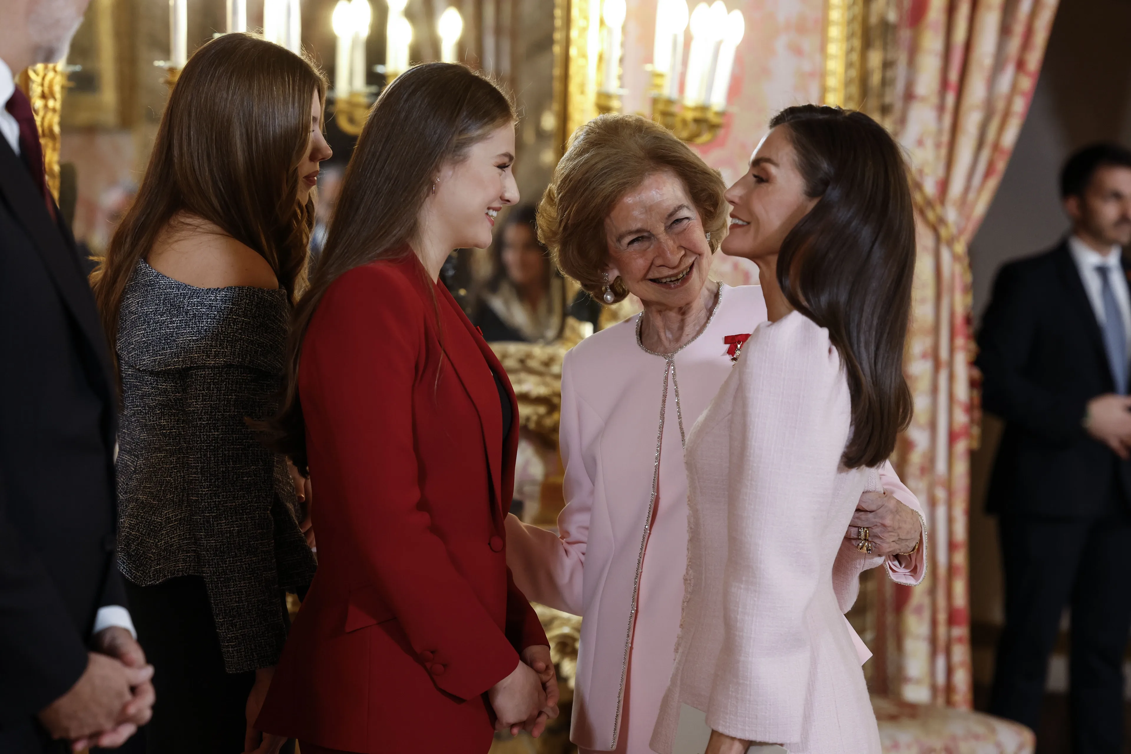 Koningin Sofía met haar schoondochter en kleindochters.