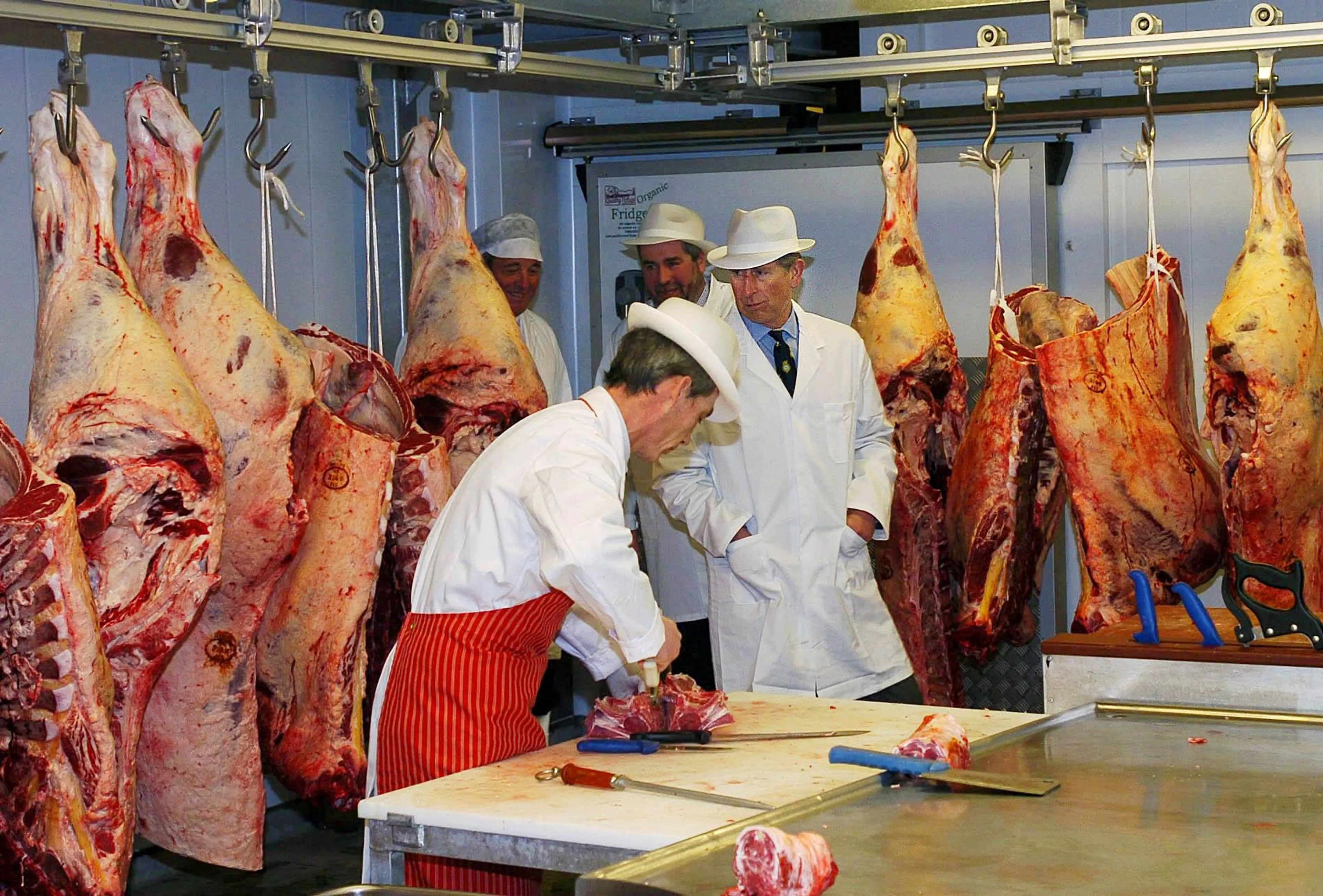Charles, toen nog prins van Wales, bij een slager (2004).