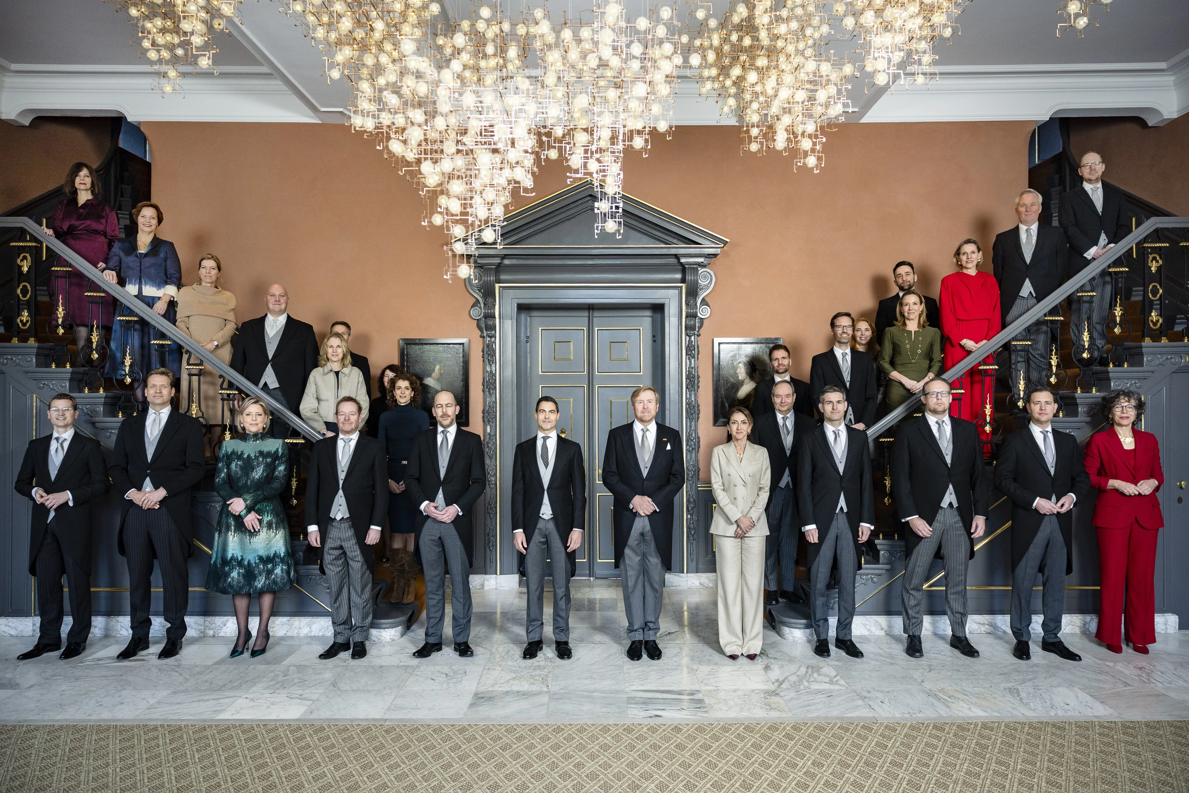 Leden van het zojuist beëdigde kabinet-Jetten poseren met Koning Willem-Alexander voor de foto in Paleis Huis ten Bosch.