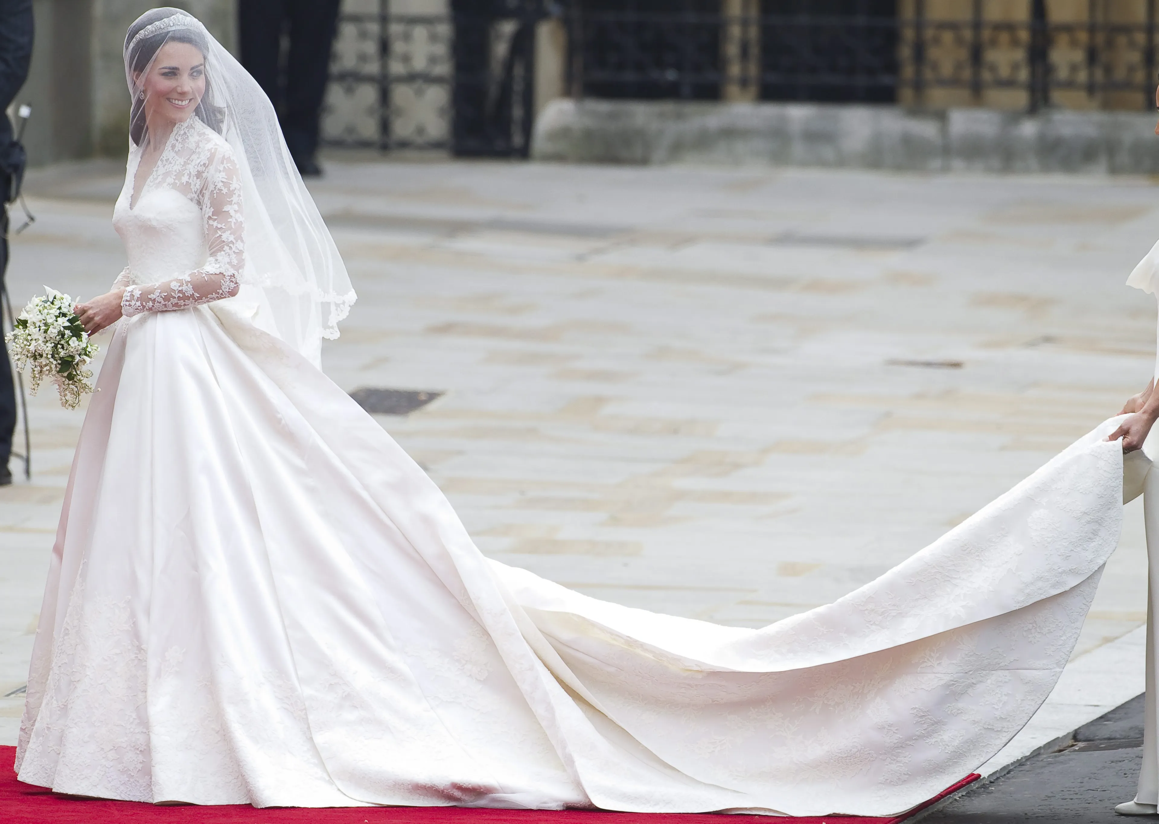 Catherine draagt een bruidsjurk van Alexander McQueen.