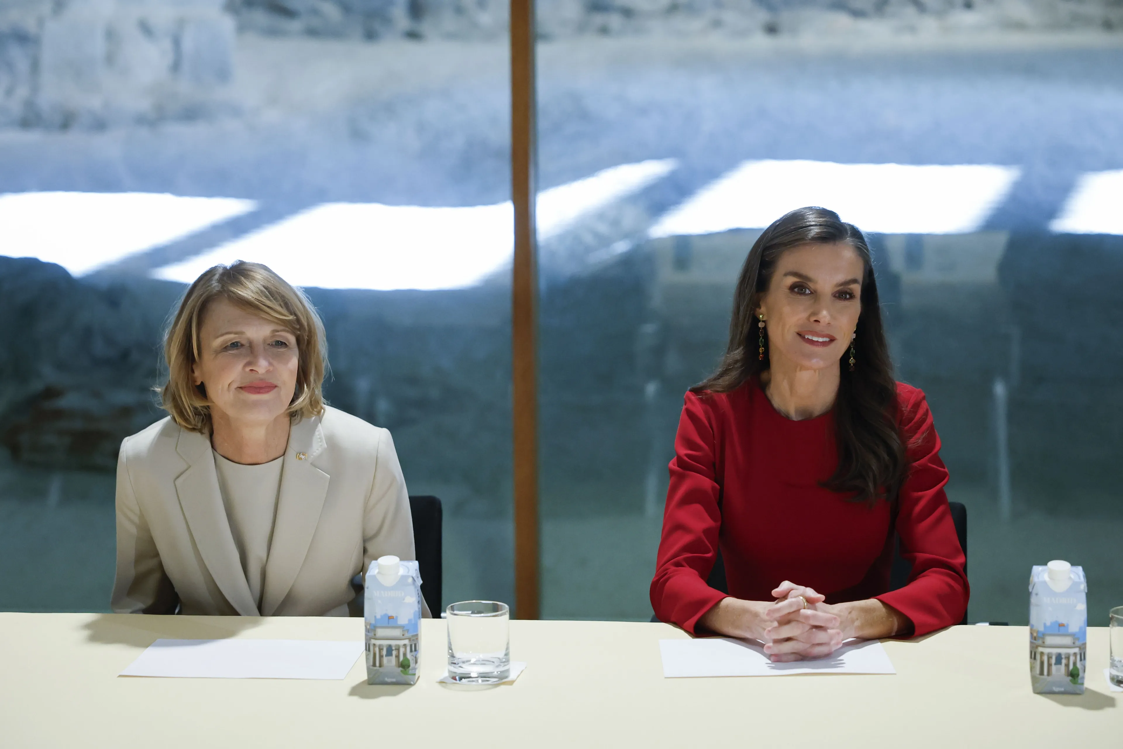 Koningin Letizia bij de bijeenkomst voor vrouwen en gelijkheid naast de First Lady van Duitsland (2025).