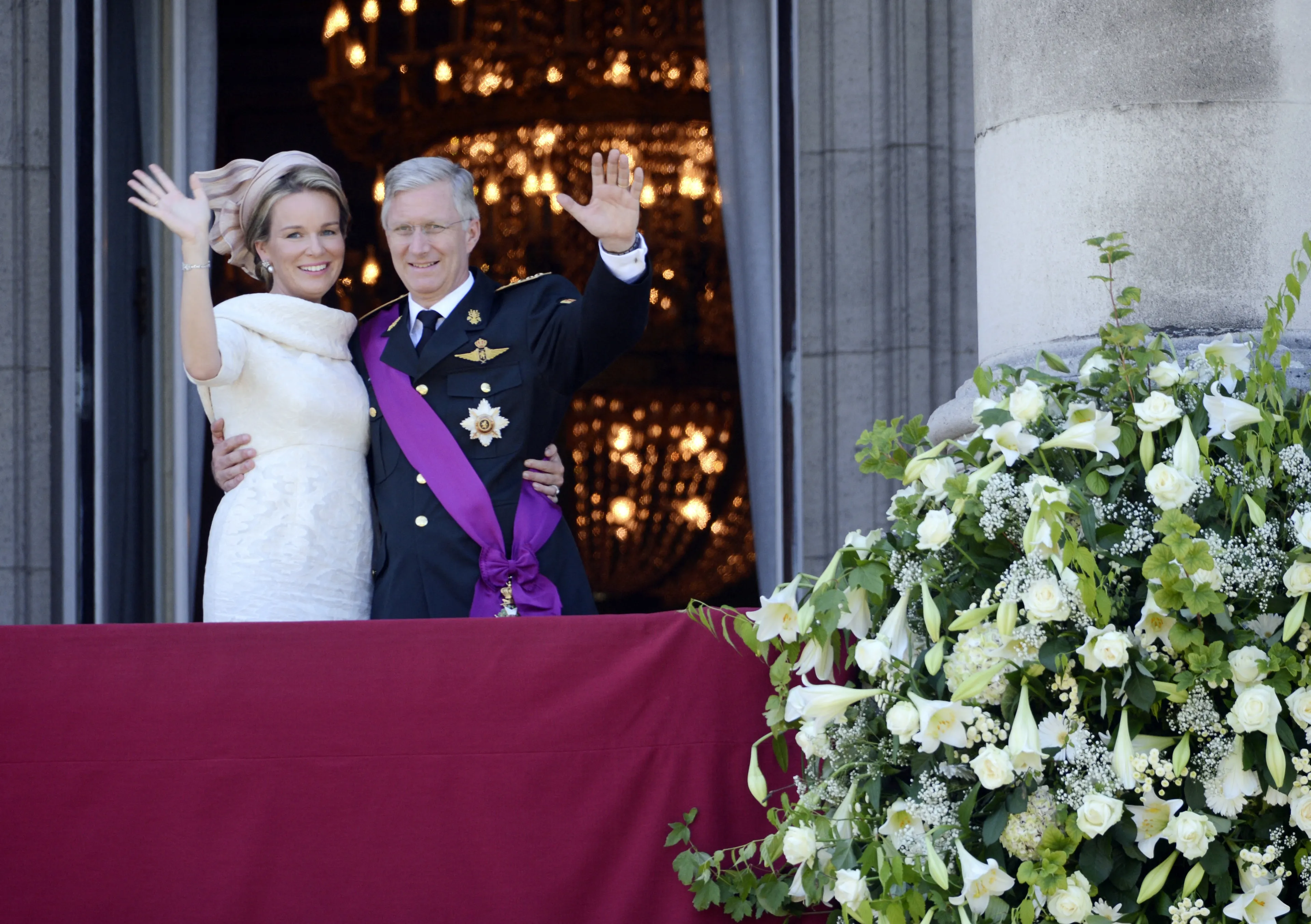 Ook de hoed past van kleur mooi bij de jurk.