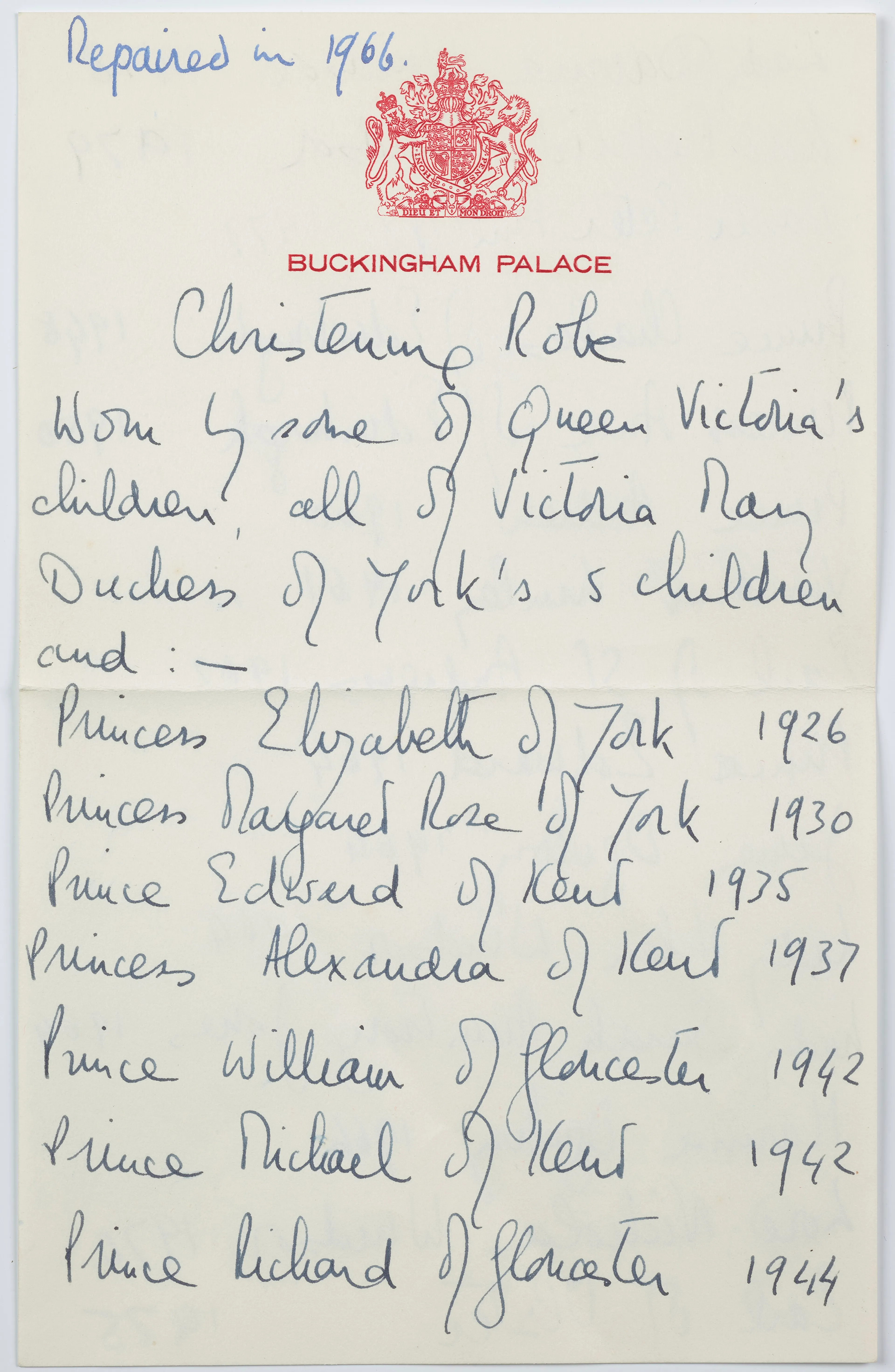 Een handgeschreven briefje van koningin Elizabeth met de namen van de eerste dragers van de doopjurk.