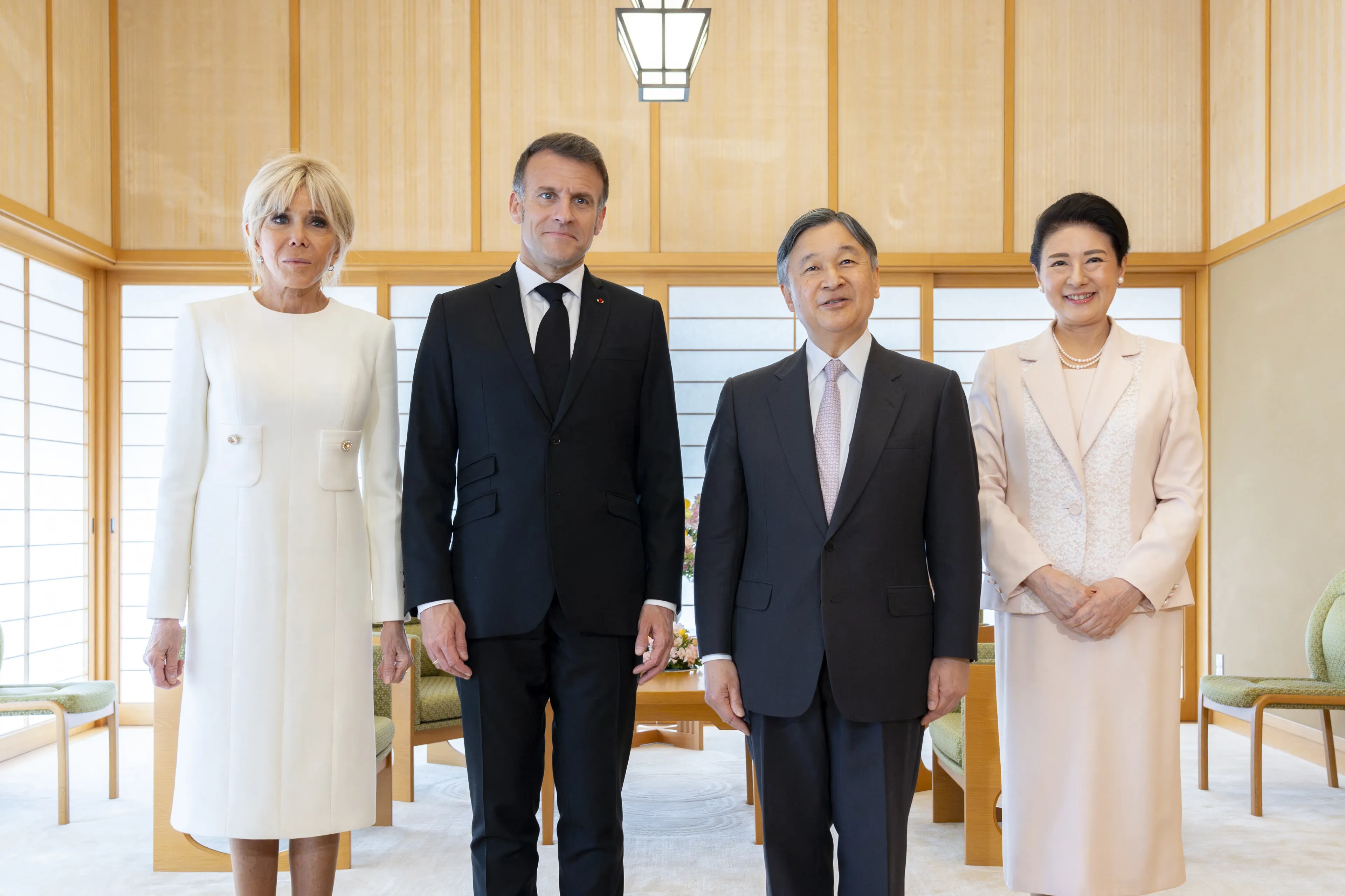 Japanse keizer Naruhito en keizerin Masako ontvangen Franse president Macron