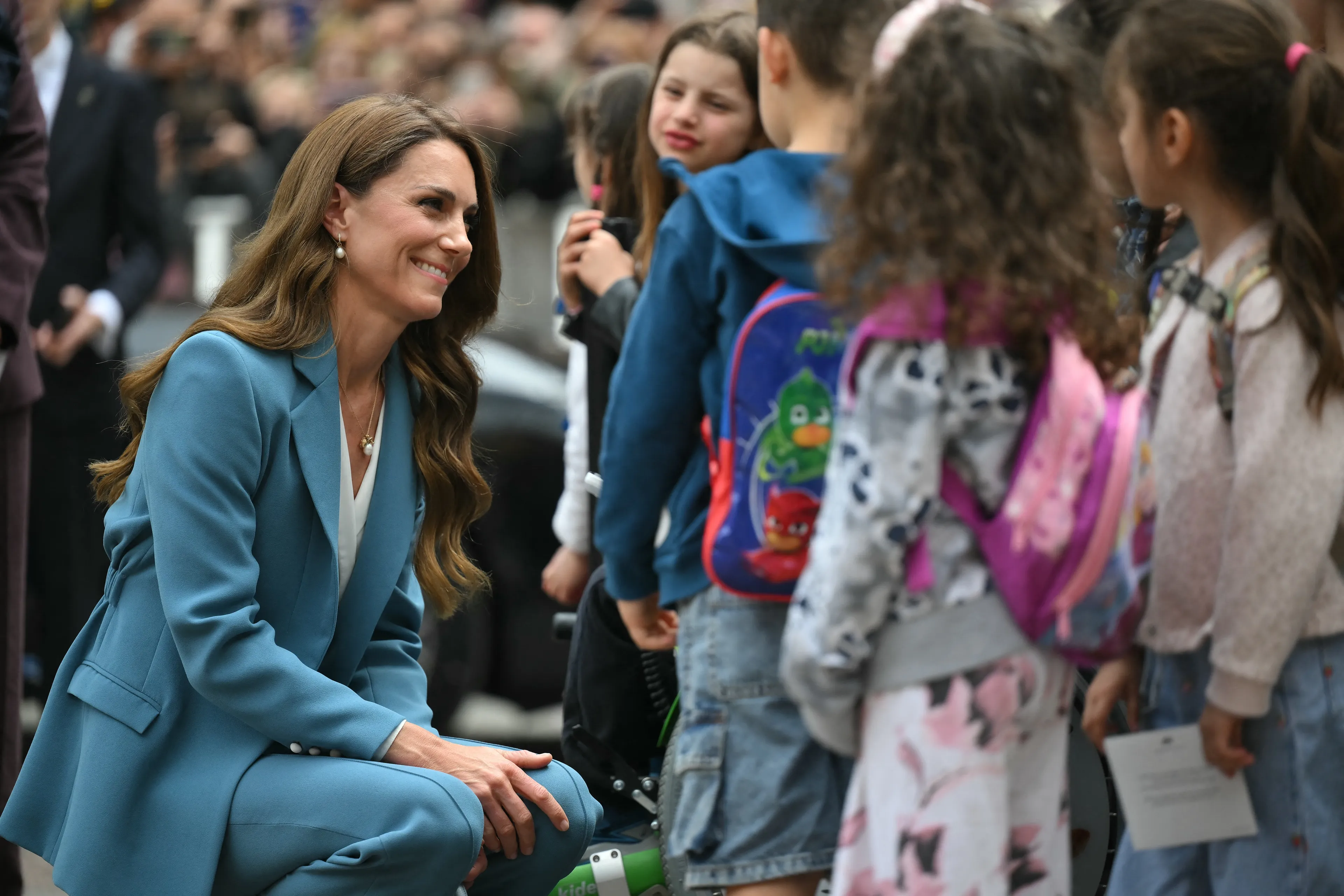 De prinses van Wales neemt de tijd om met de kinderen langs te kant te praten.