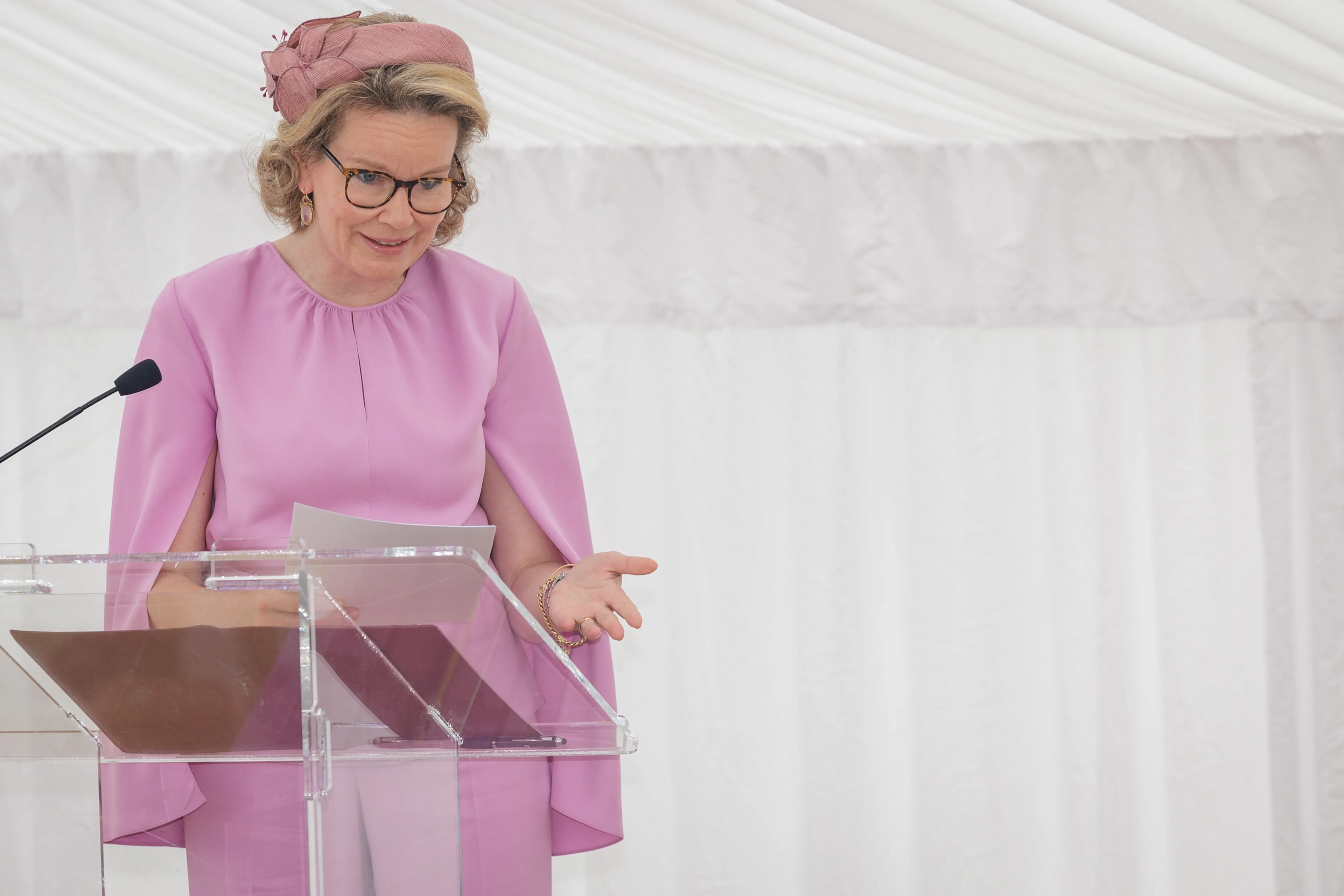 De Belgische koningin feliciteert de winnaars.