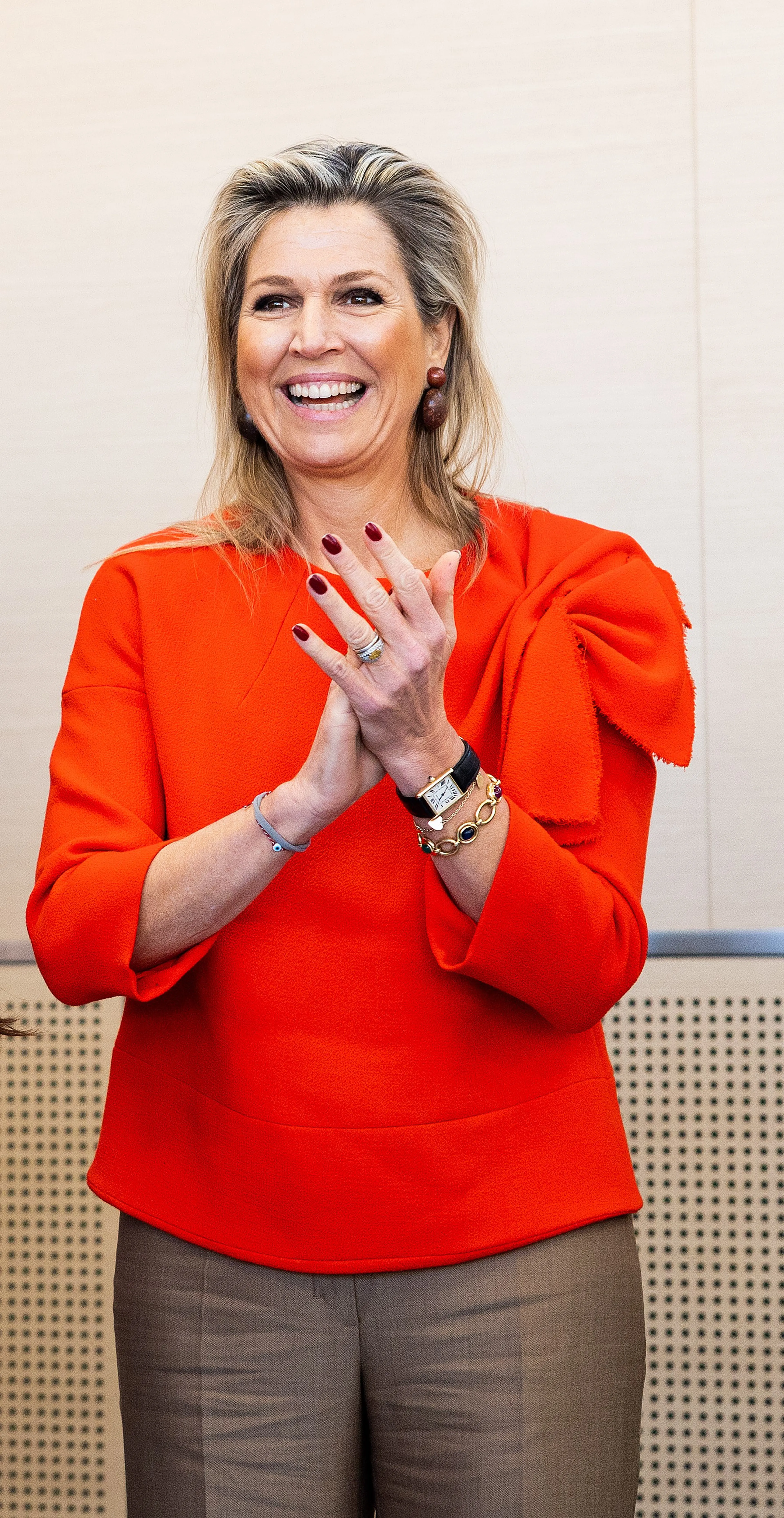 Deze oranje top is van modehuis Natan.