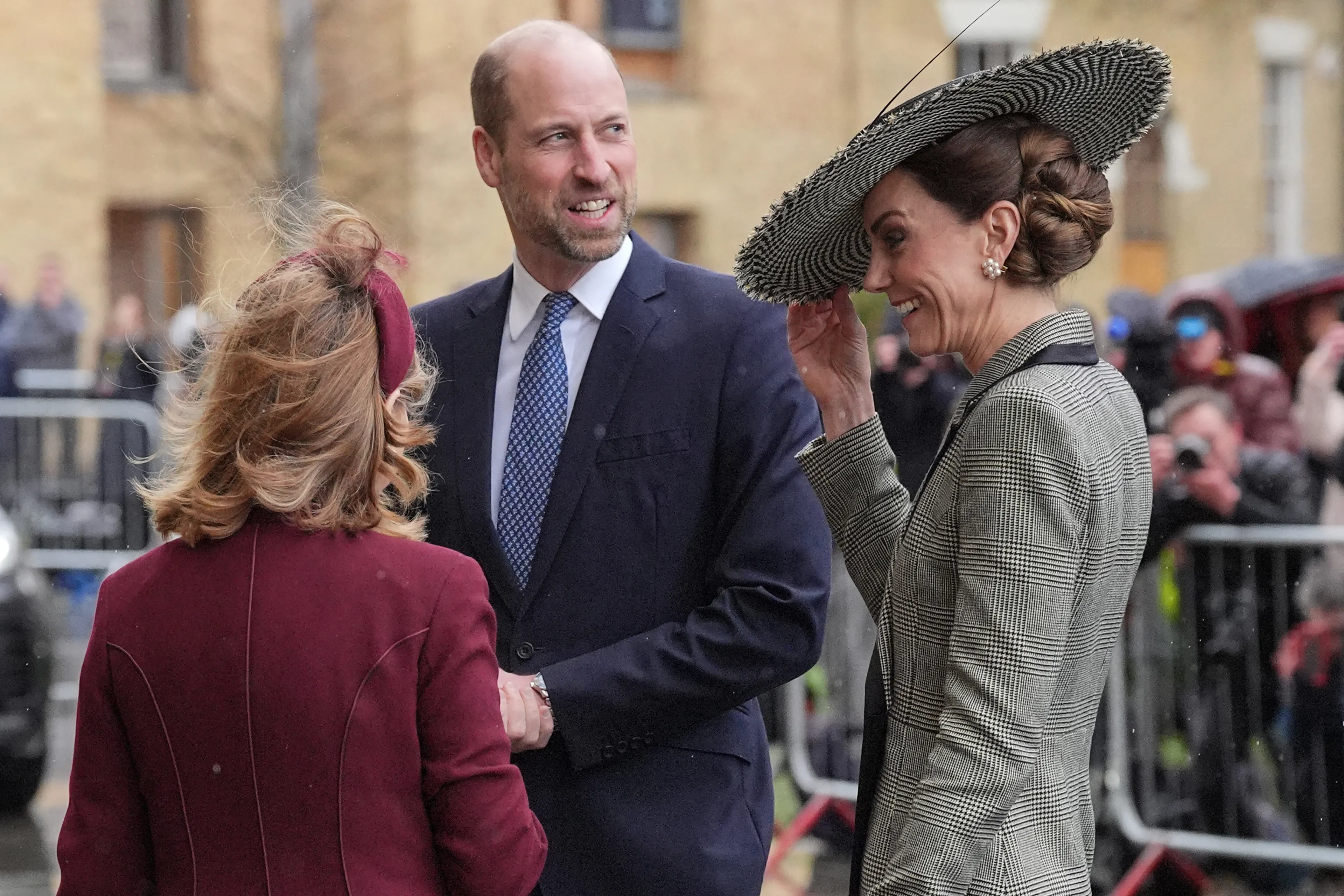 De prins en prinses van Wales arriveren bij de Canterbury Cathedral.