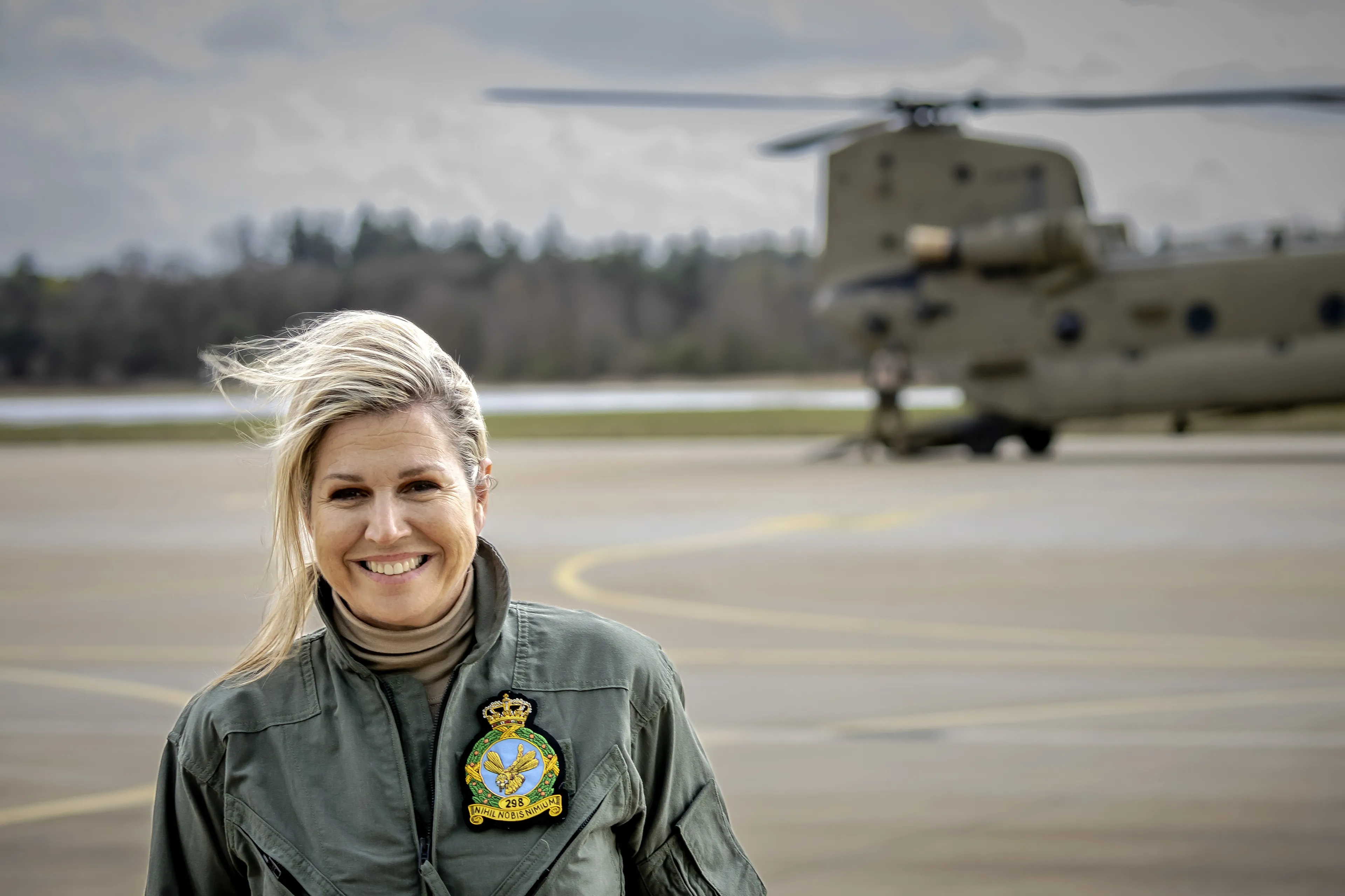 Koningin Maxima stapt uit na een training voor het blussen van bosbranden van het Defensie Helikopter Commando (DHC) (2023).