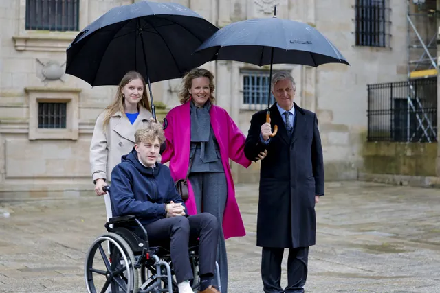 Het gezin van koning Filip en koningin Mathilde bezoekt de mis in de Santiago de Compostela-kathedraal in Spanje na het voltooien van de bedevaart (april 2025).