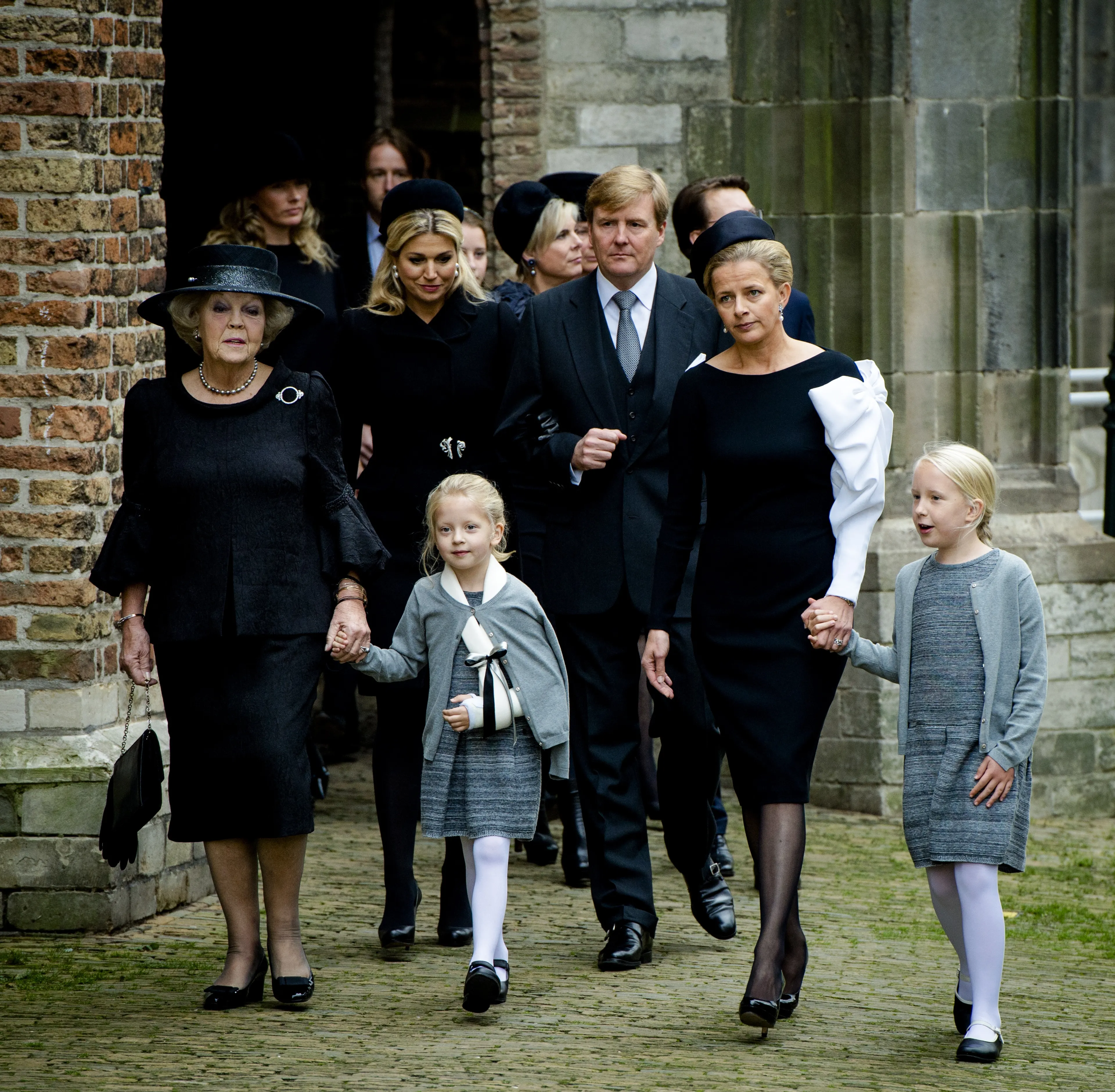 Luana loopt met haar moeder richting de Oude Kerk in Delft (2013).