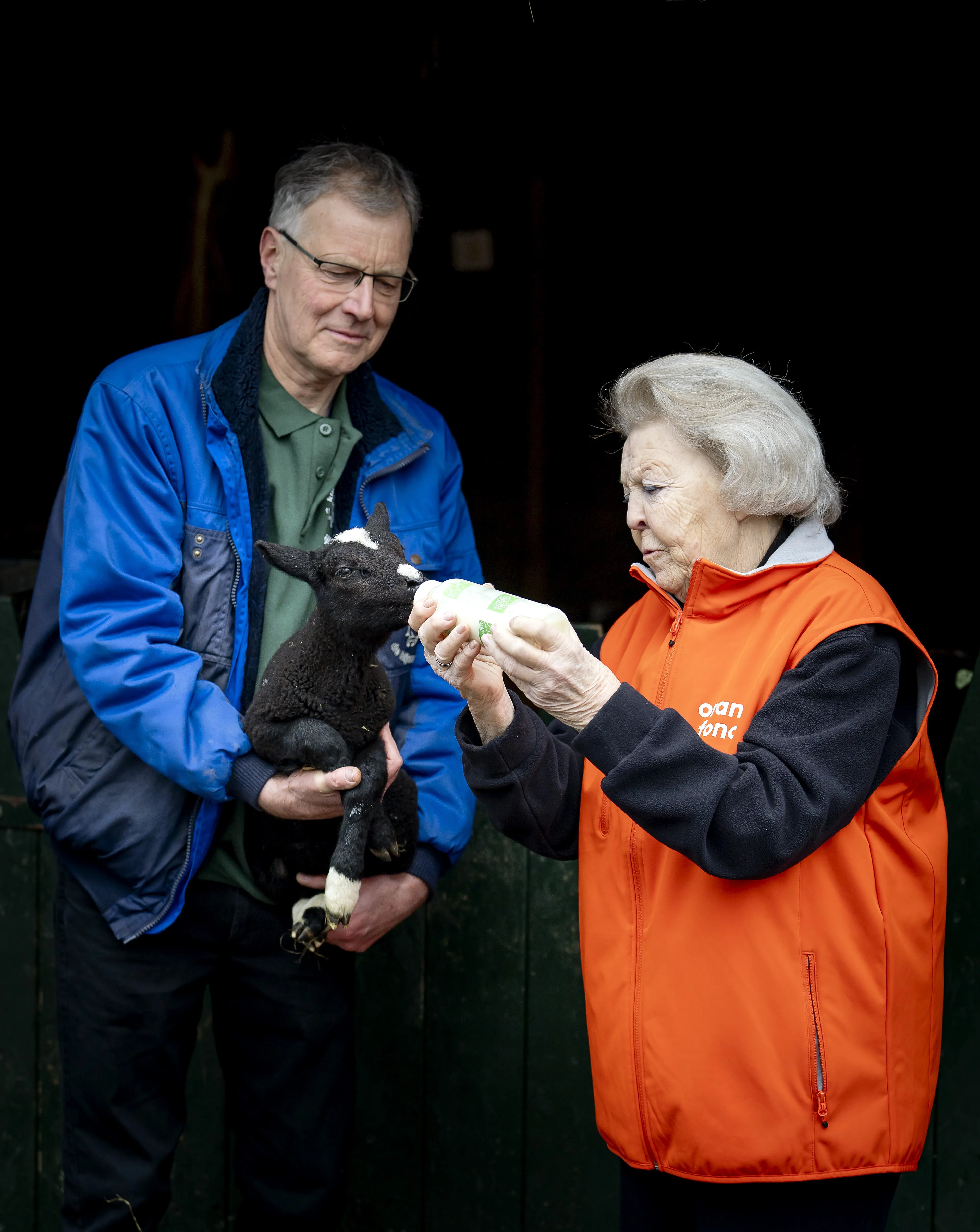 Prinses Beatrix zorgt ervoor dat het lammetje goed te eten krijgt.