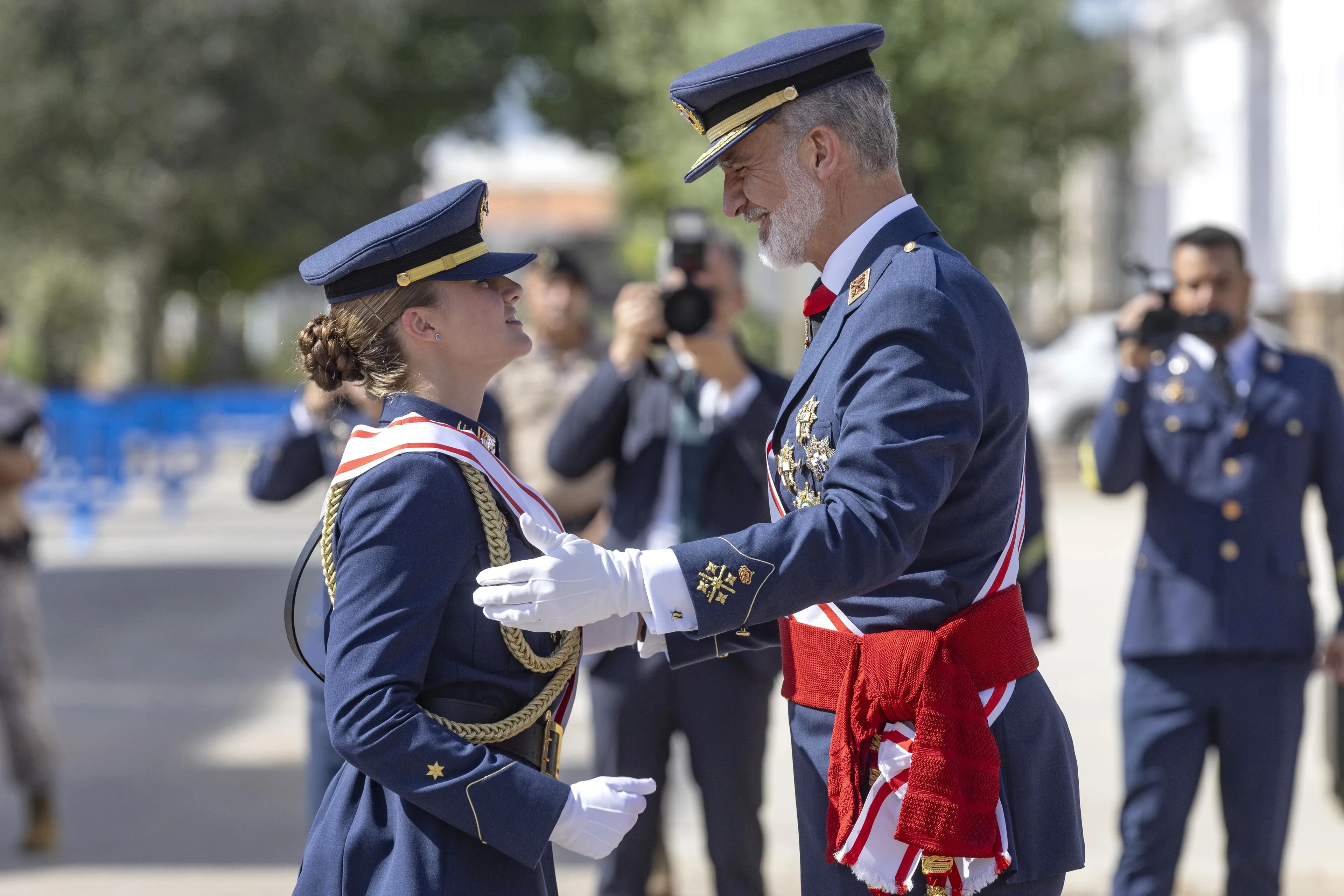 Prinses Leonor rondt militaire opleiding af in bijzijn van ouders en zus