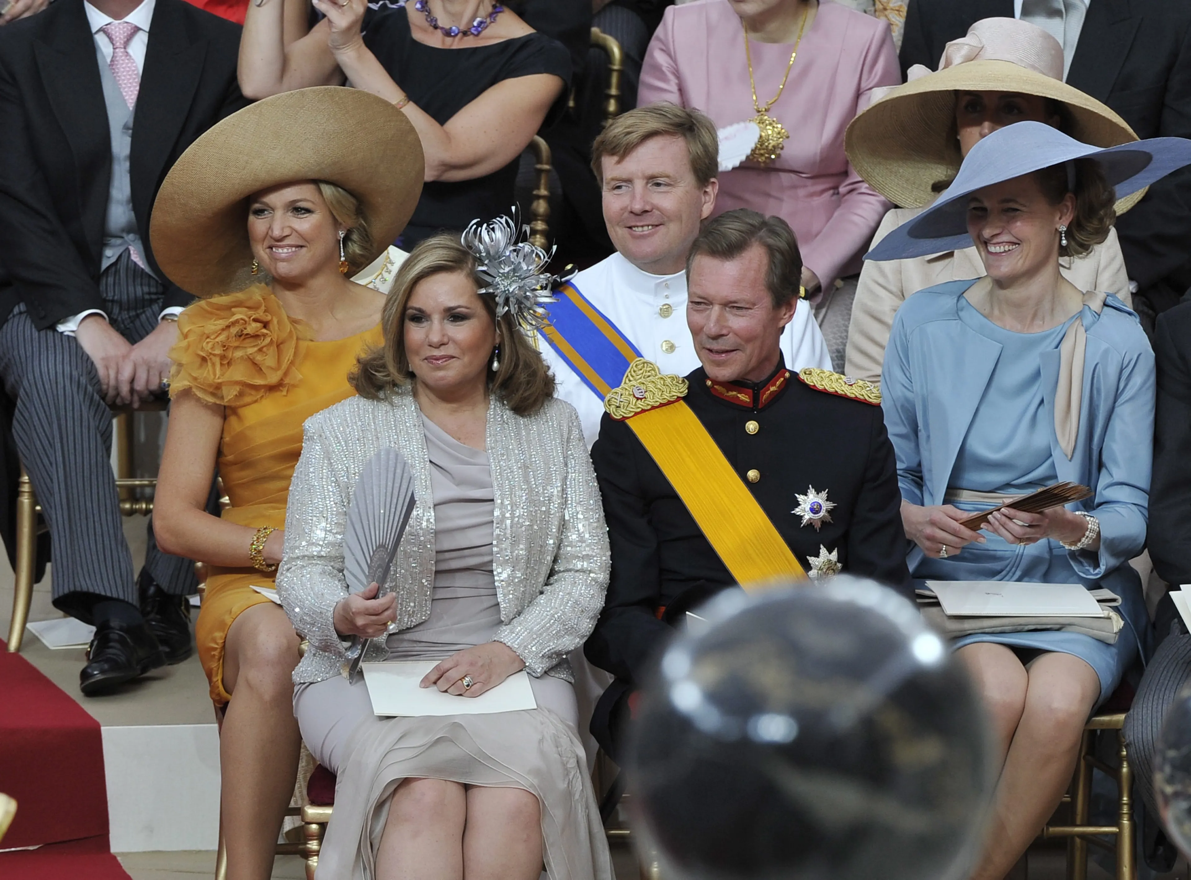 Prins Willem-Alexander en prinses Máxima woonden de dienst ook bij.