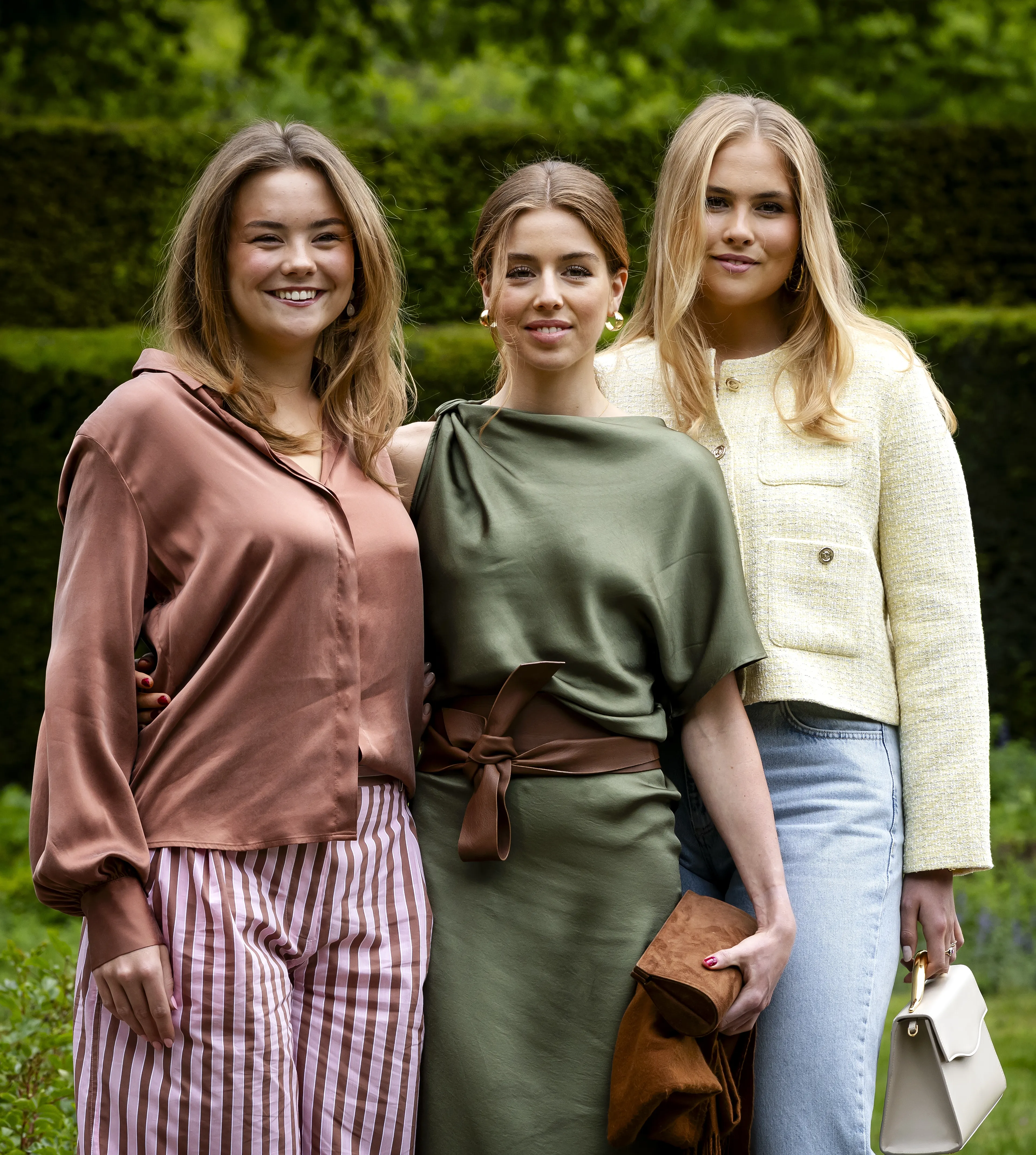 Prinses Ariane met haar twee oudere zussen.
