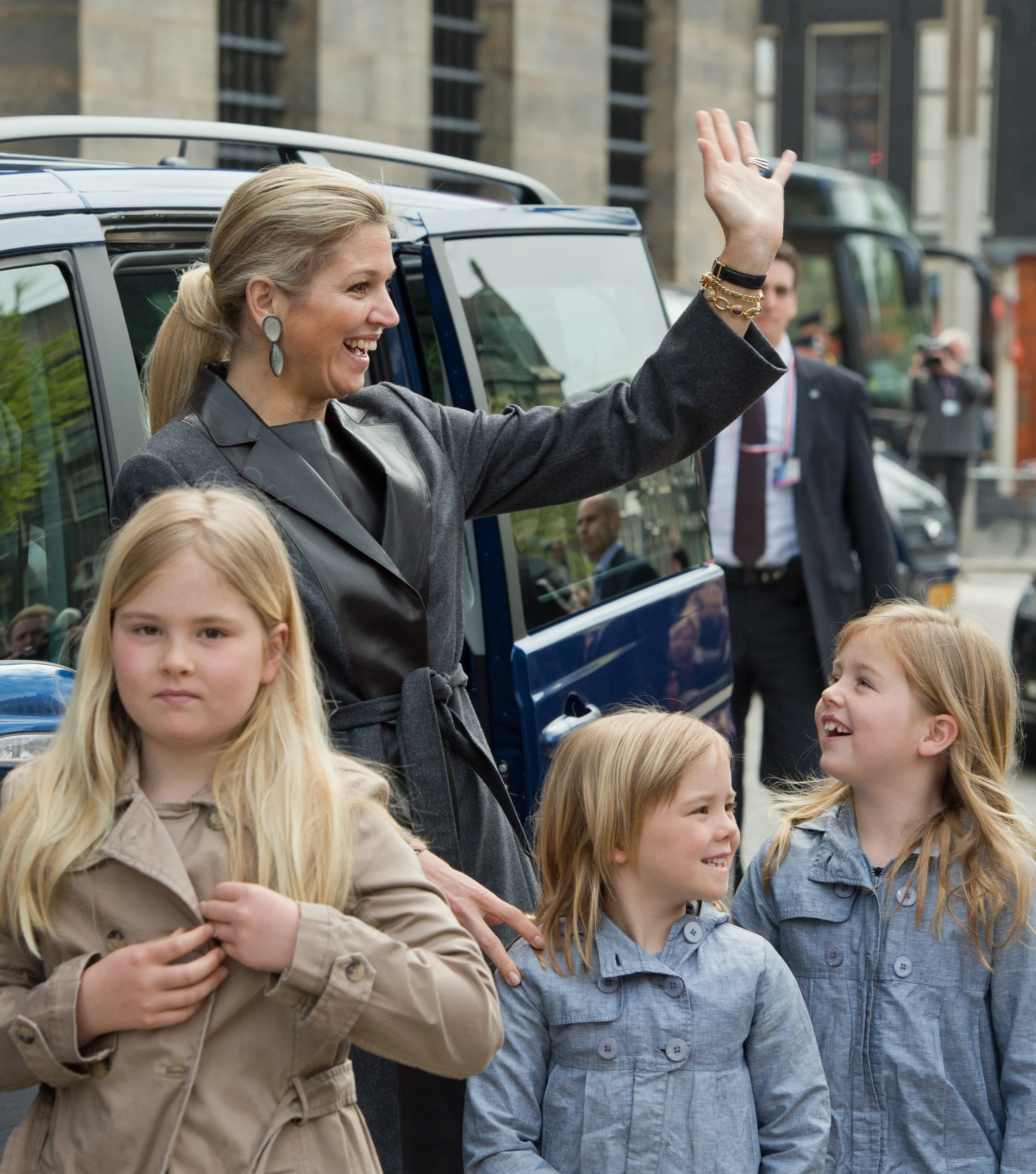 Máxima arriveert met haar dochters bij de generale repetitie van de inhuldiging in 2013.