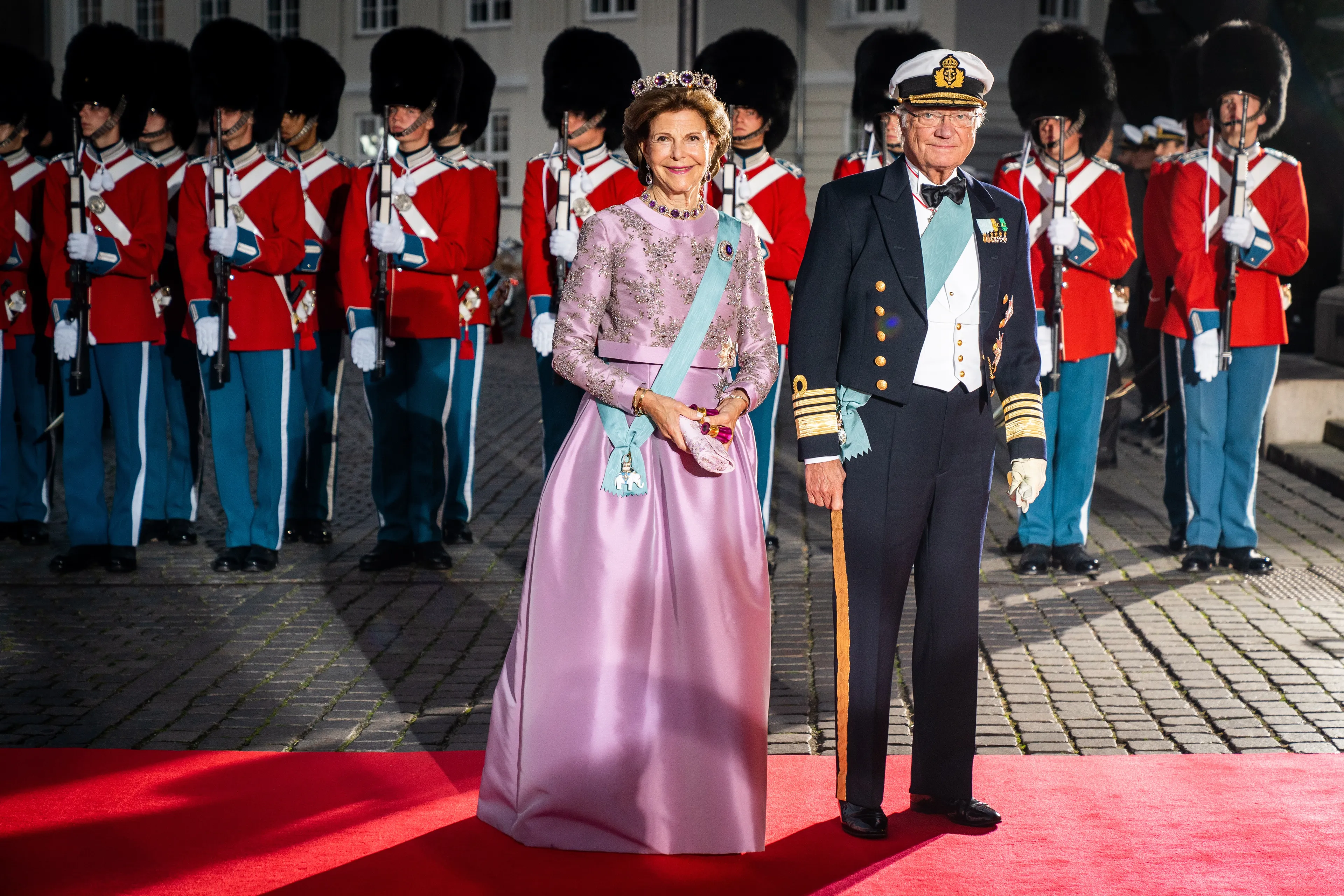 Hier droeg ze de lichtroze jurk.