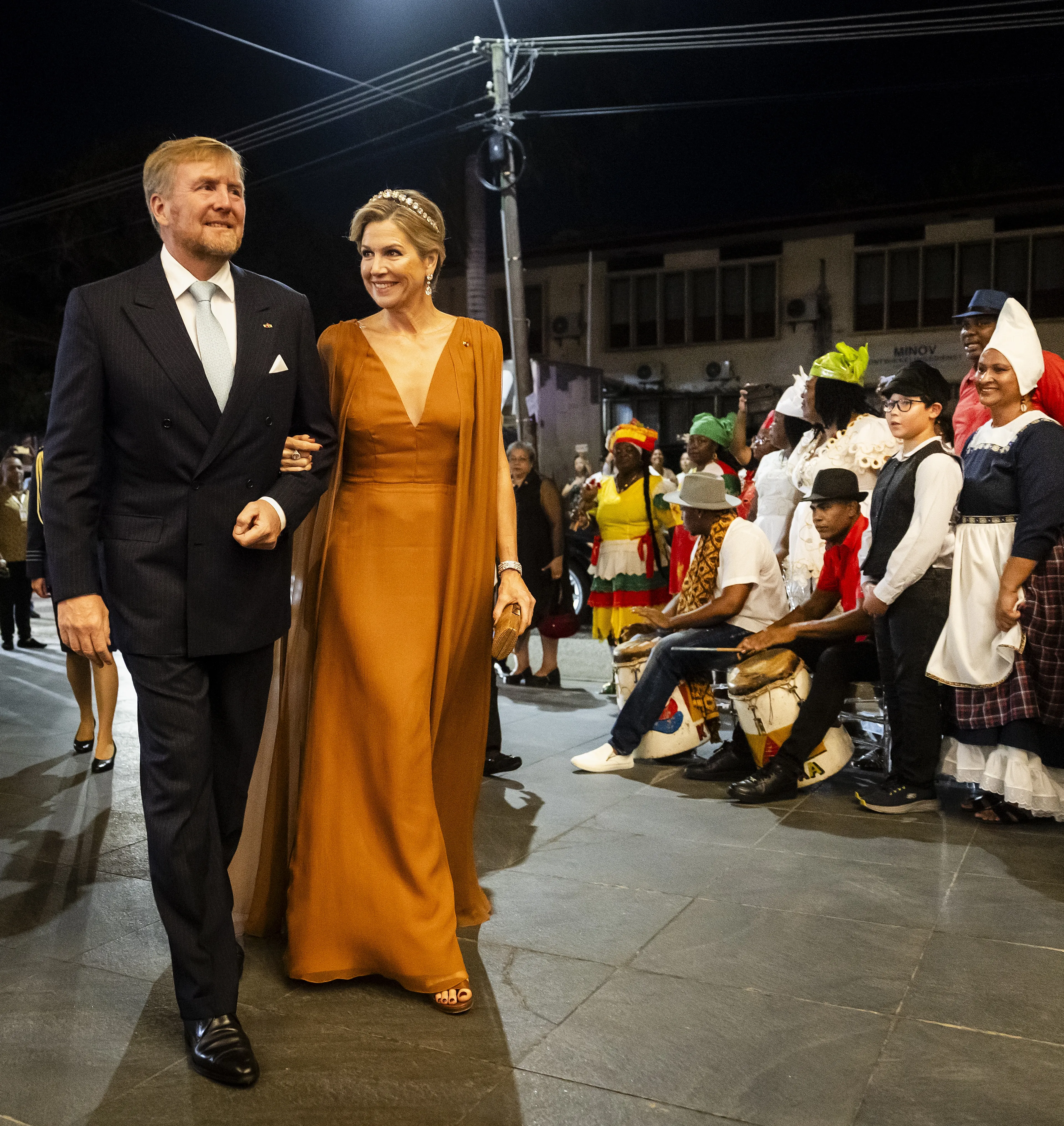 Máxima in de bruine jurk van Natan.