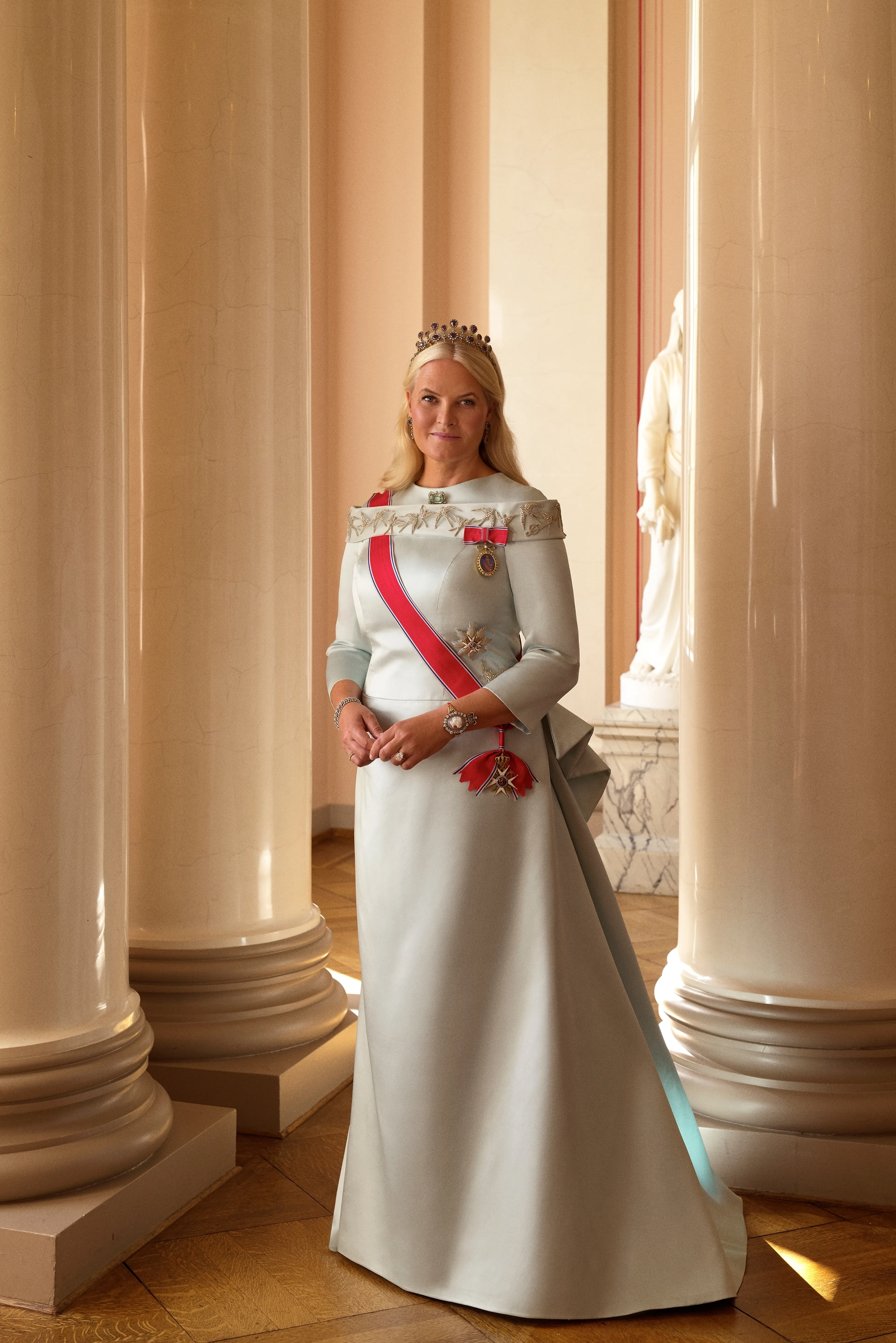 Het diadeem op een officieel portret (2023).