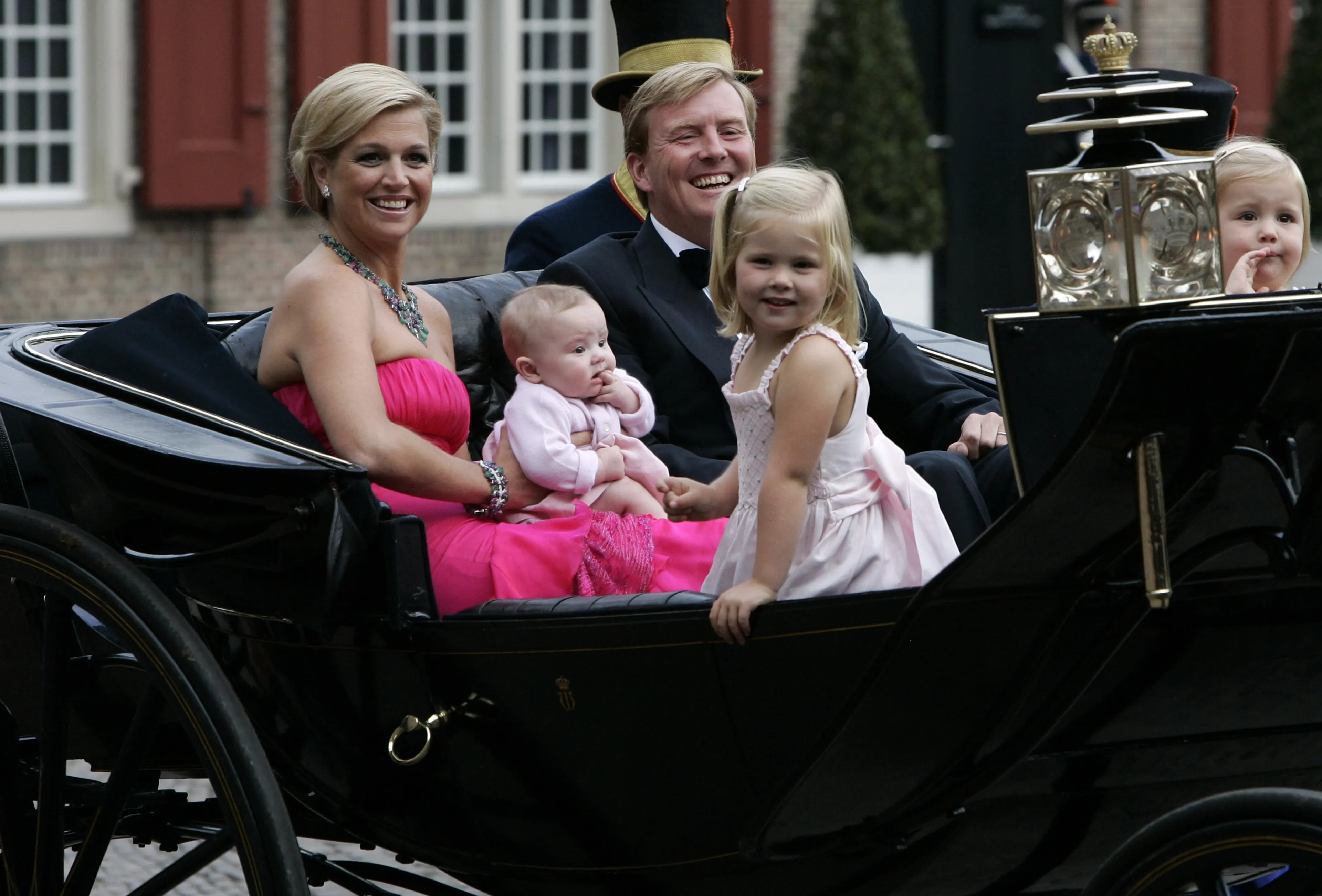 Het gezin arriveerde in een koets bij het paleis.