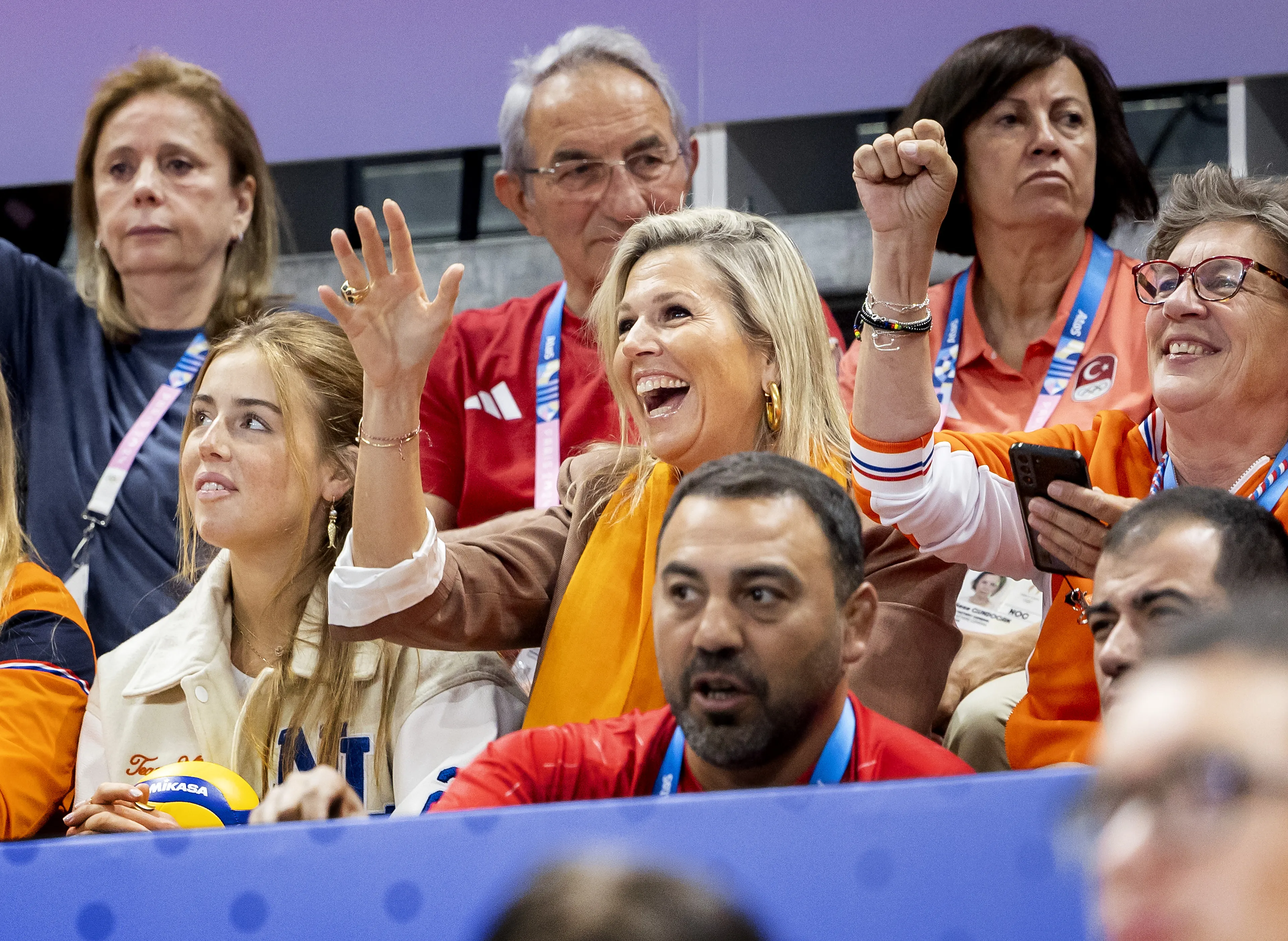 De koningin moedigt het Nederlandse volleybalteam aan op de Olympische Spelen (2024).