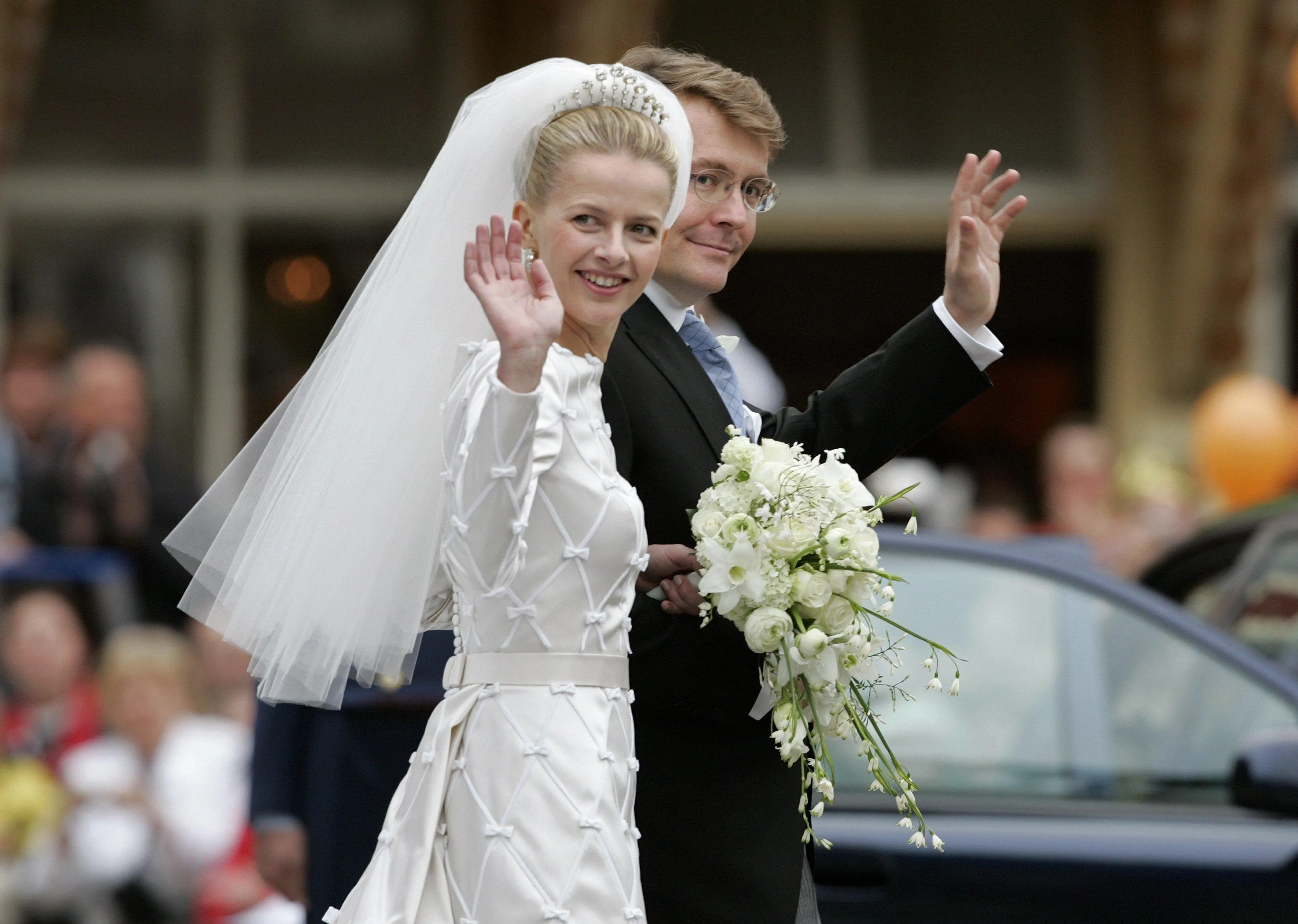 De jurk van prinses Mabel zat vol met strikken.
