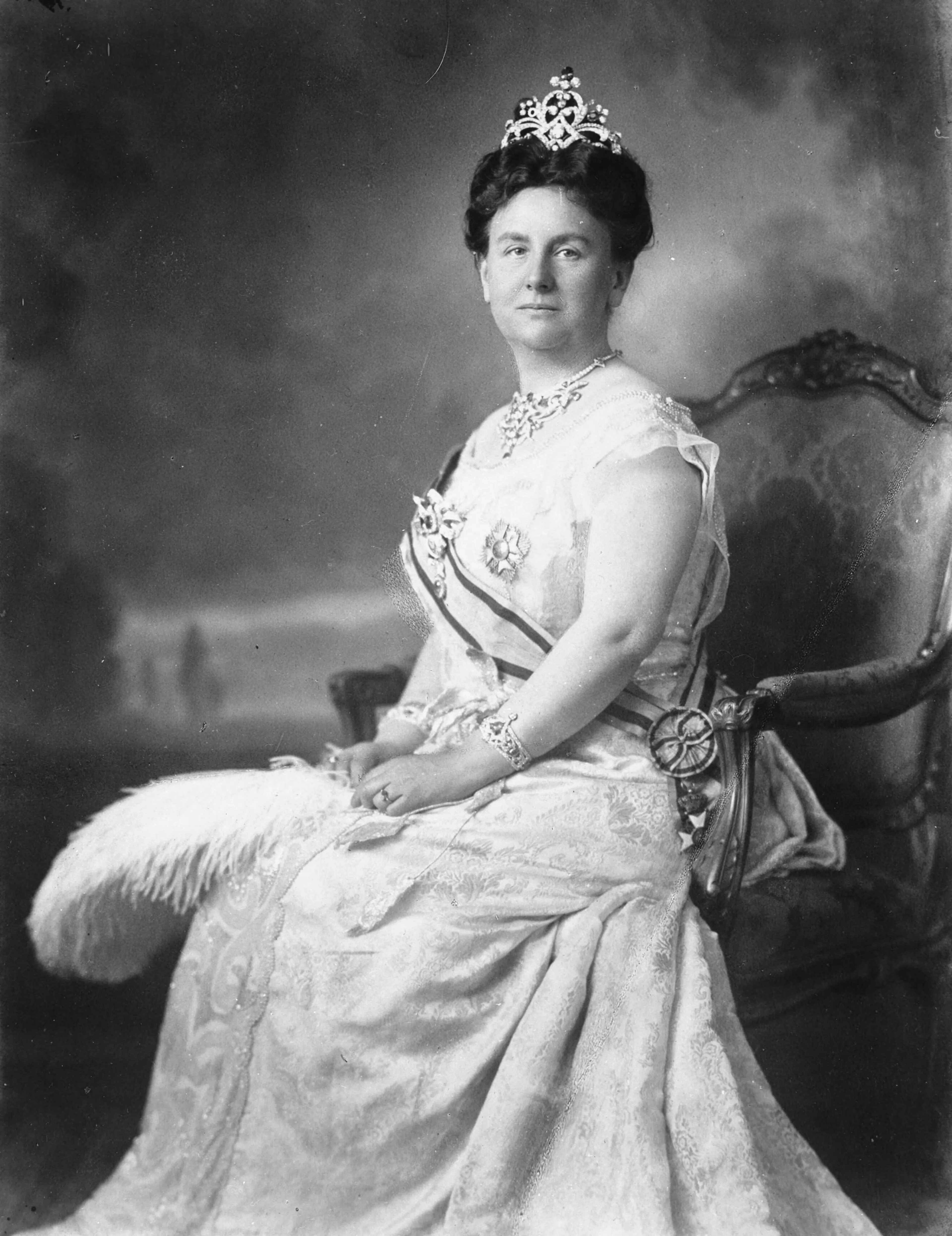 Koningin Wilhelmina draagt de broche als devant de corsage (1922).