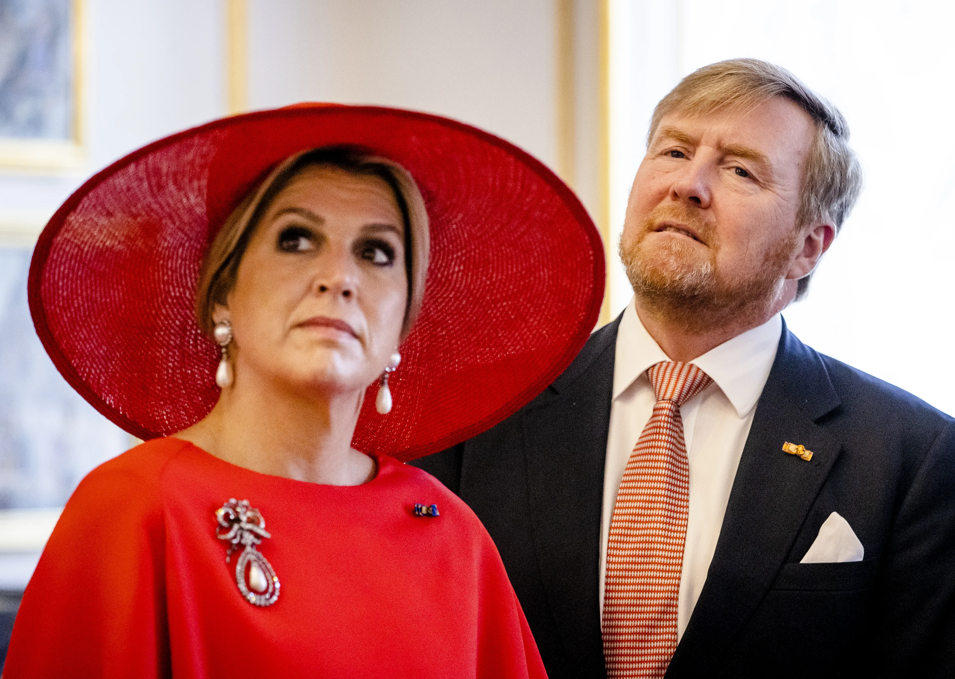 Ze draagt een bijpassende rode hoed.