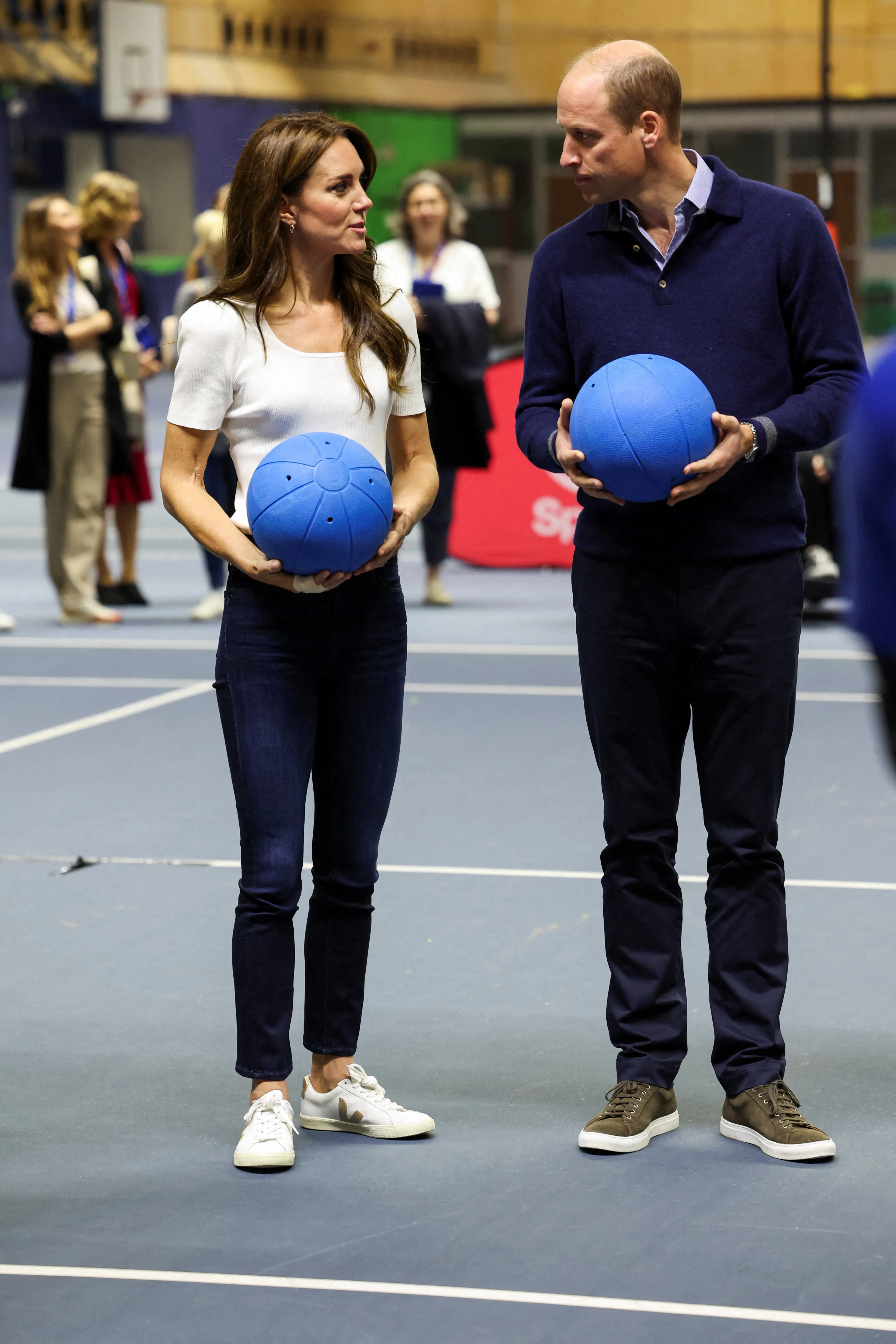 Catherine naast William bij goalball.