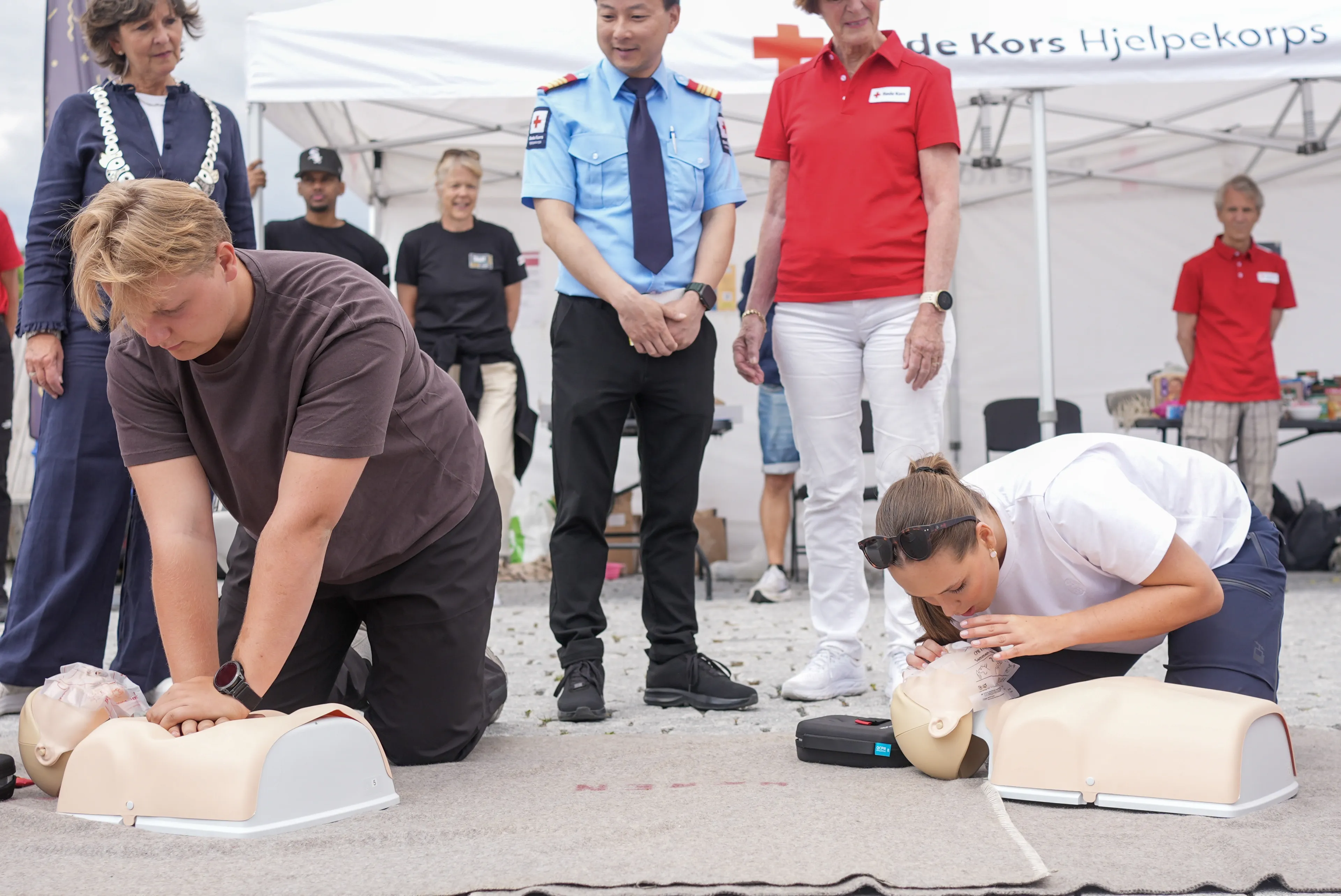 Prinses Ingrid Alexandra oefent eerste hulp uit op een pop samen met broer prins Sverre Magnus (2025).
