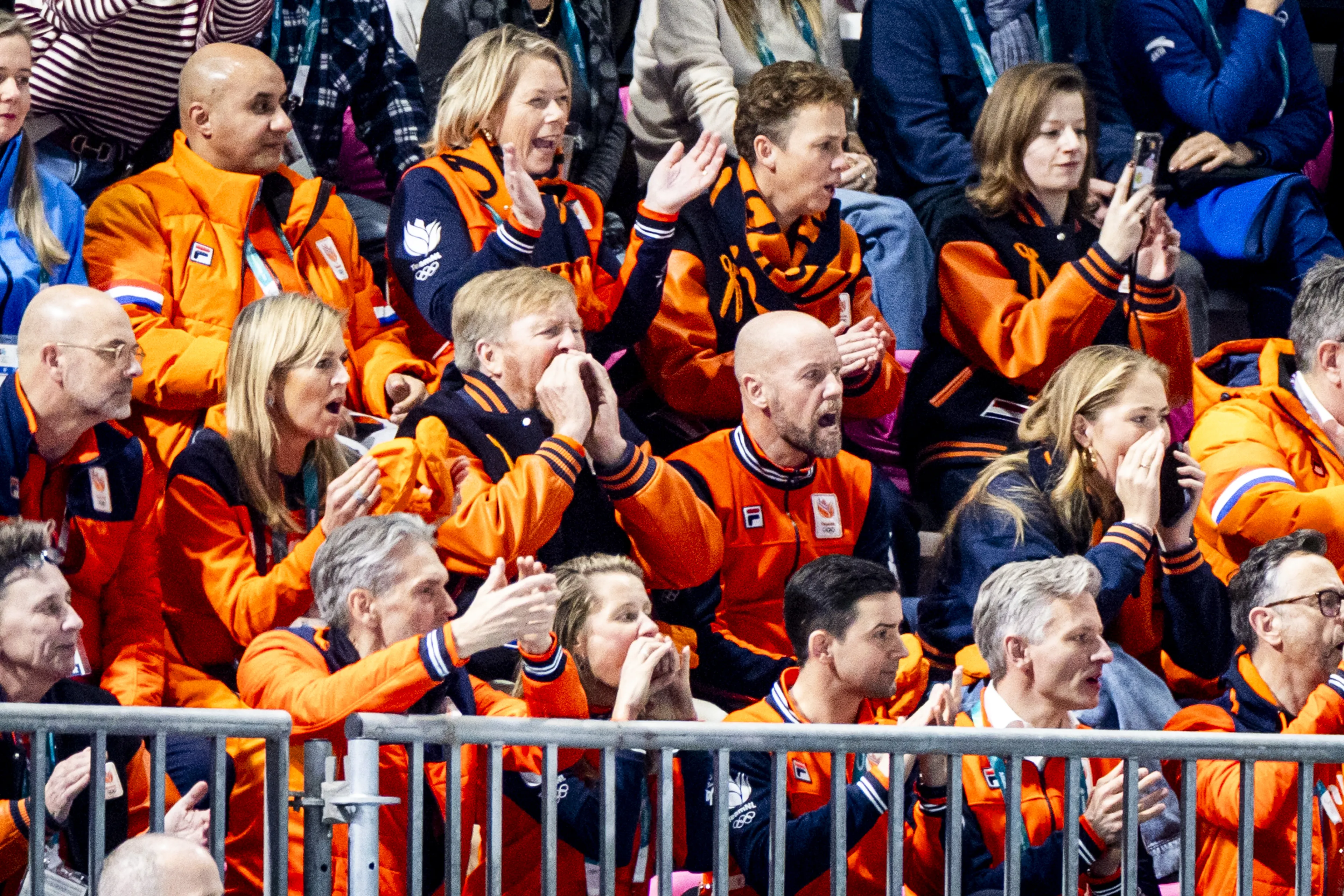 Het drietal leeft mee met de atleten.