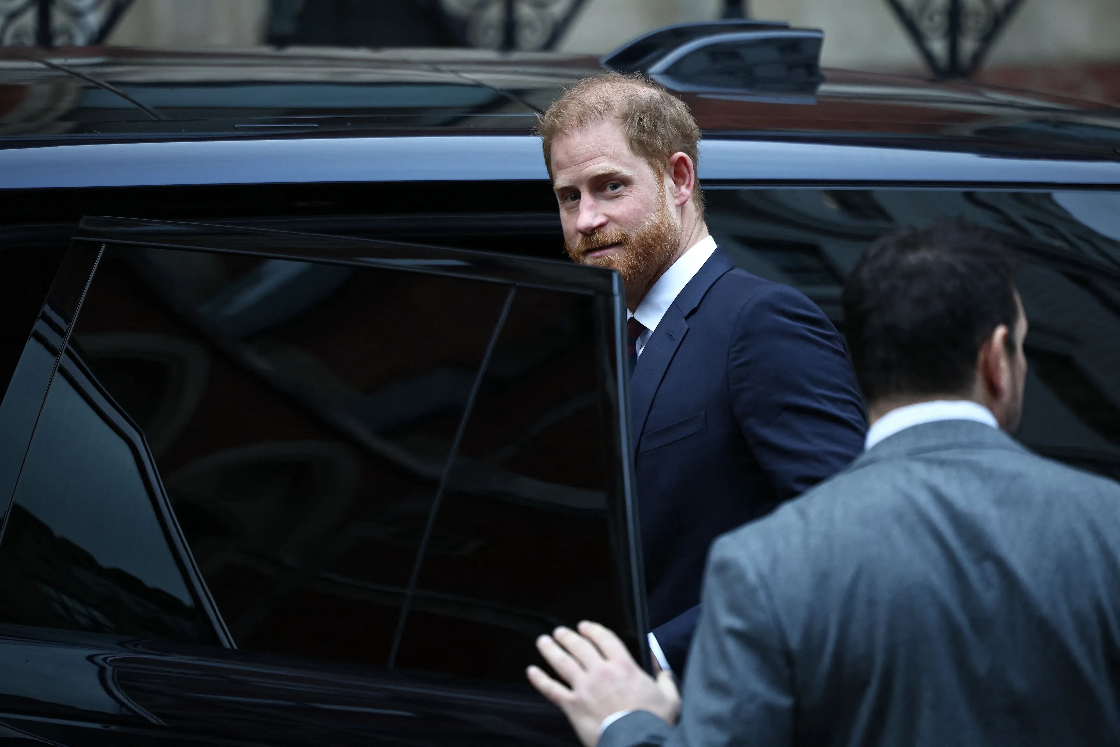 Prins Harry stapt in de auto.