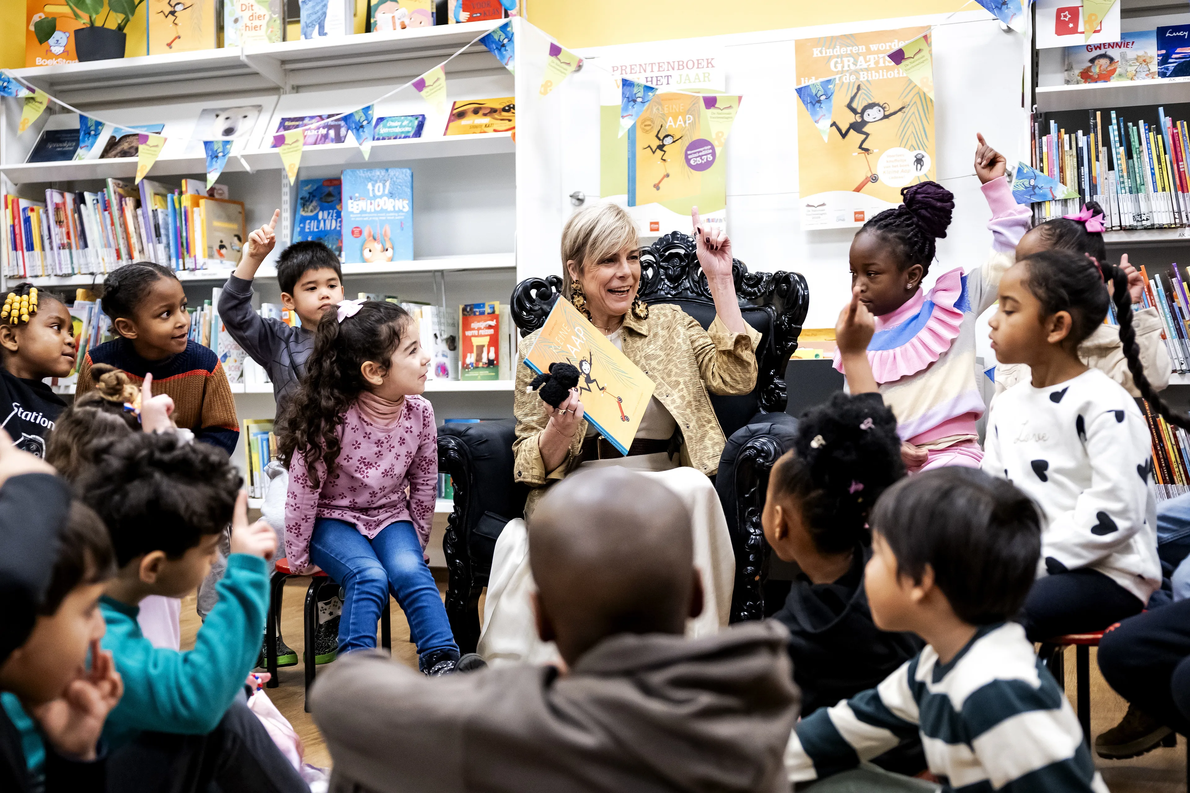 Laurentien leest voor op een basisschool (2026).